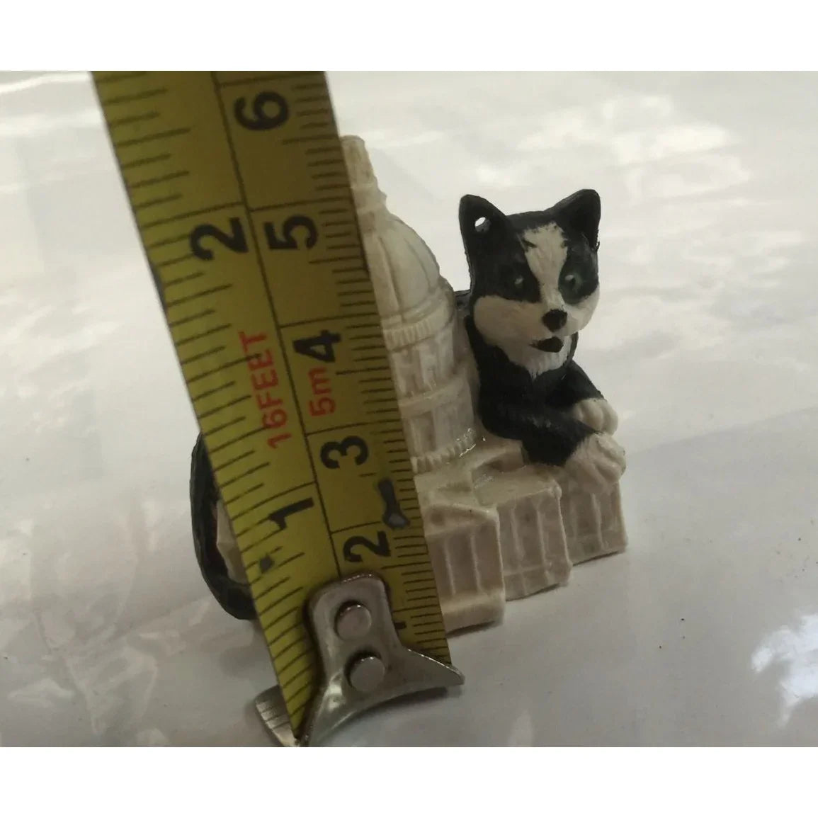 Vintage 1993 For Street Kids Cat sitting on A White House/Building Figurine - A+ Stuff