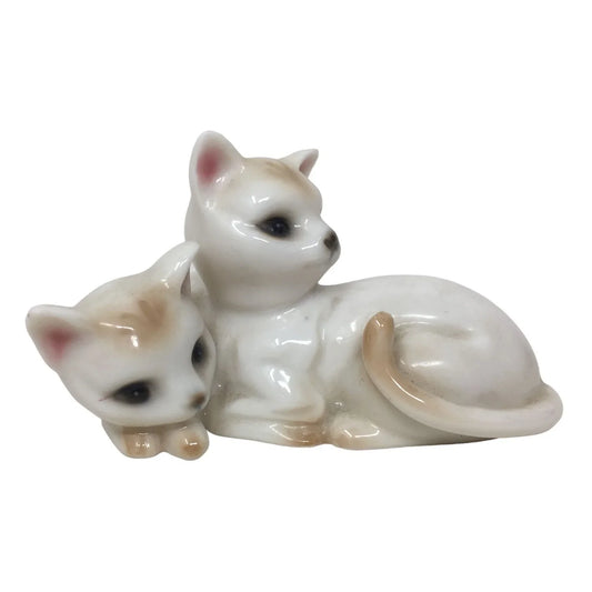 Small Vintage Figurine 2 White Cats Snuggling- Number 3040 on Bottom - A+ Stuff