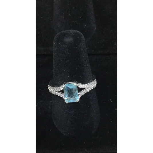 Womens Ring with light blue Gemstone in the Middle/gemstones Around it (No Markings) - A+ Stuff