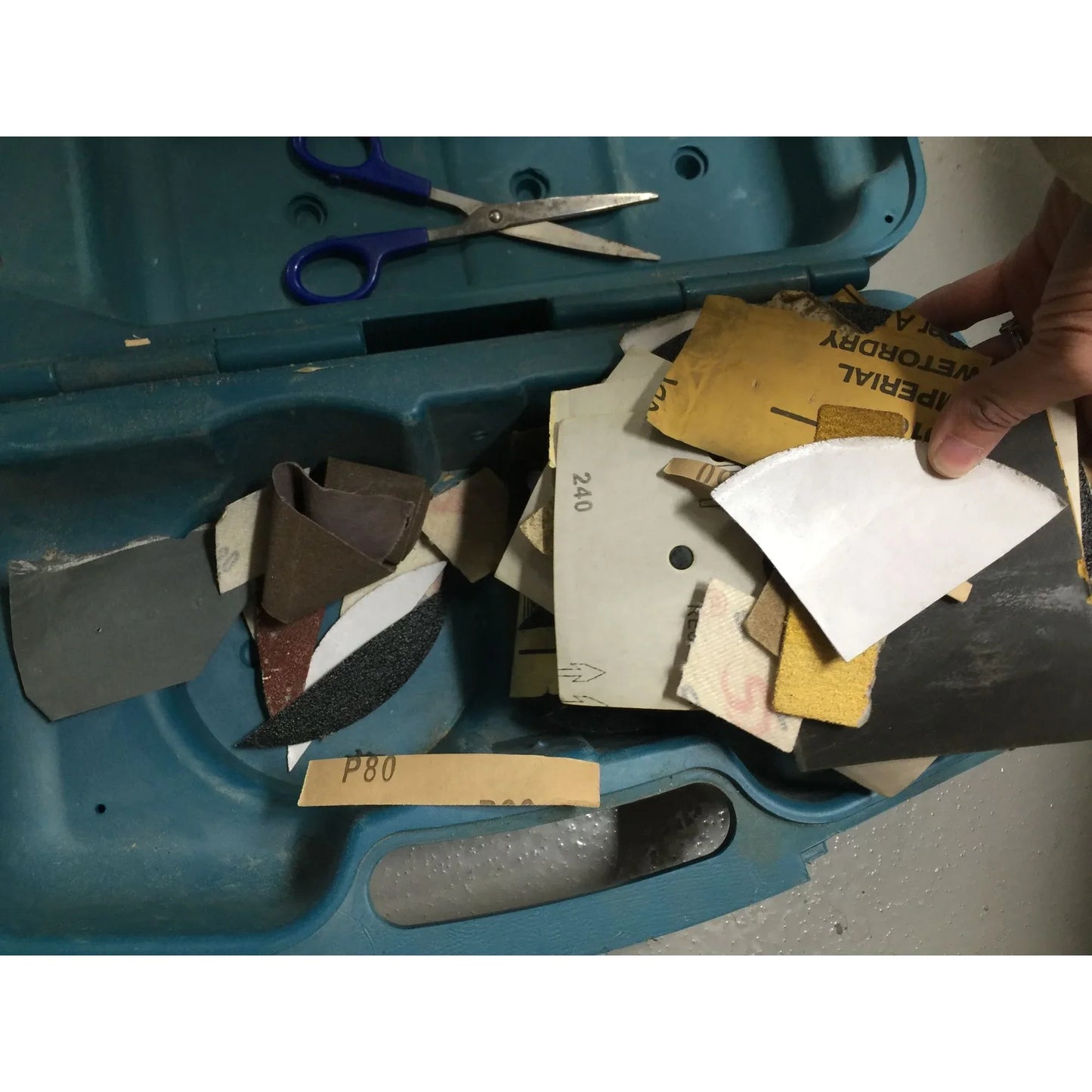 Makita 120V Corded Finishing Sander With Case, Sander Paper Bits, Scissors - A+ Stuff