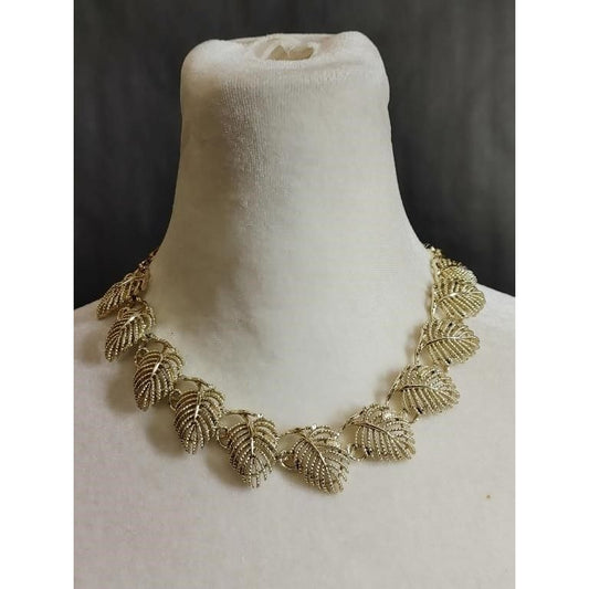 Vintage Women's Beautiful Gold Tone LISNER Leaf Necklace