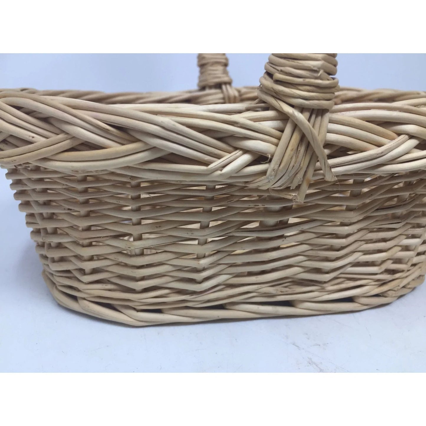 Small Woven Wicker Basket with handle - A+ Stuff - Collectibles - A+ Stuff