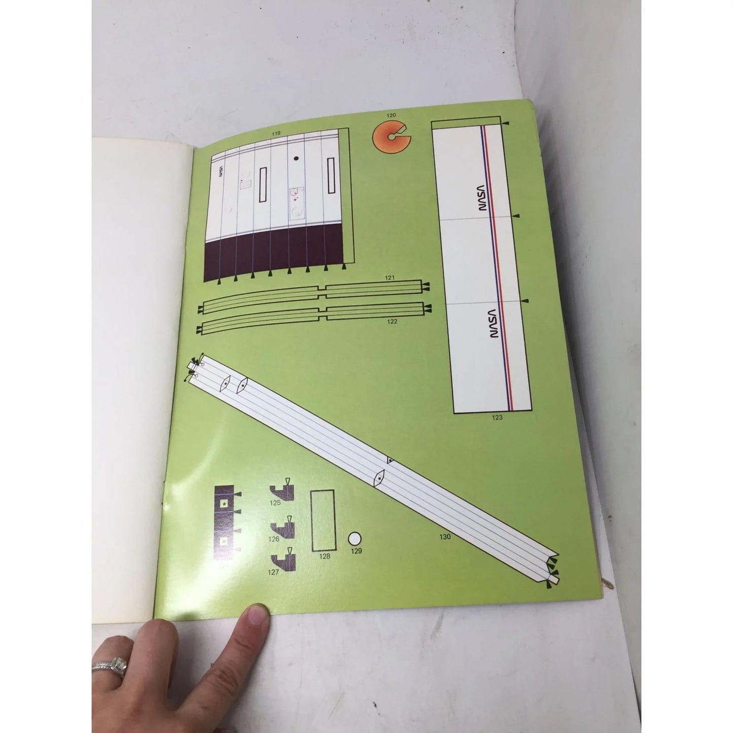 The build it yourself series The Space Shuttle A complete kit in a book - A+ Stuff - Books - A+ Stuff