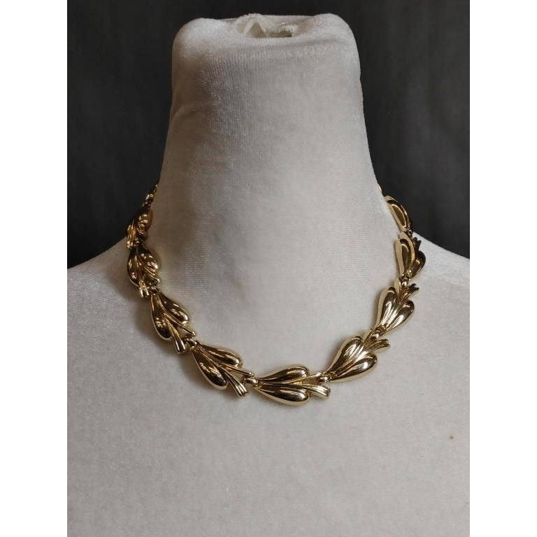 Women's Beautiful Trifari Gold Tone Leaf Design Necklace