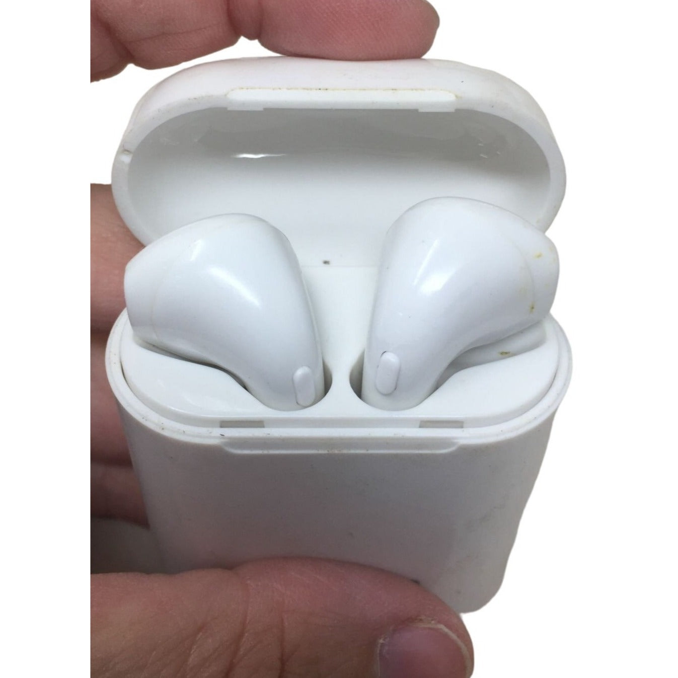 White Fisher Bluetooth Earbuds with Case