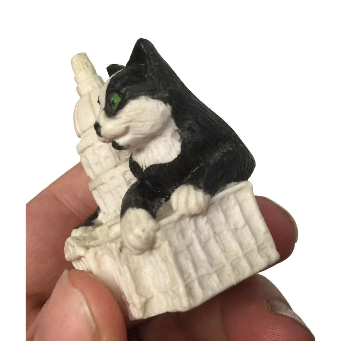 Vintage 1993 For Street Kids Cat sitting on A White House/Building Figurine