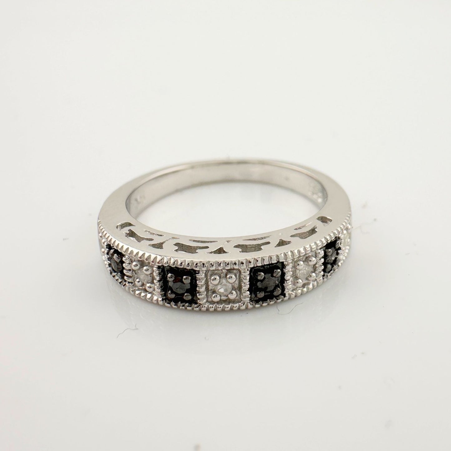 Natural Black and White Diamond Band Ring - size 7.25