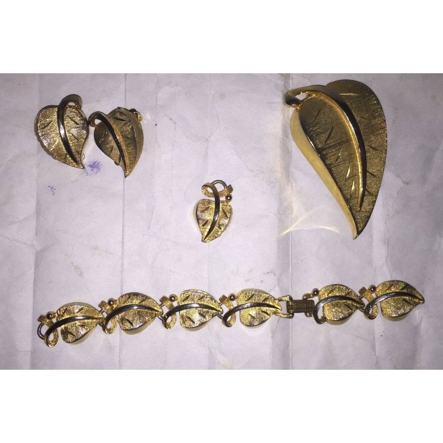 Womens Gold Tone Leaf Jewelry Set- Bracelet, Pendant, Clip on Earrings & Pin