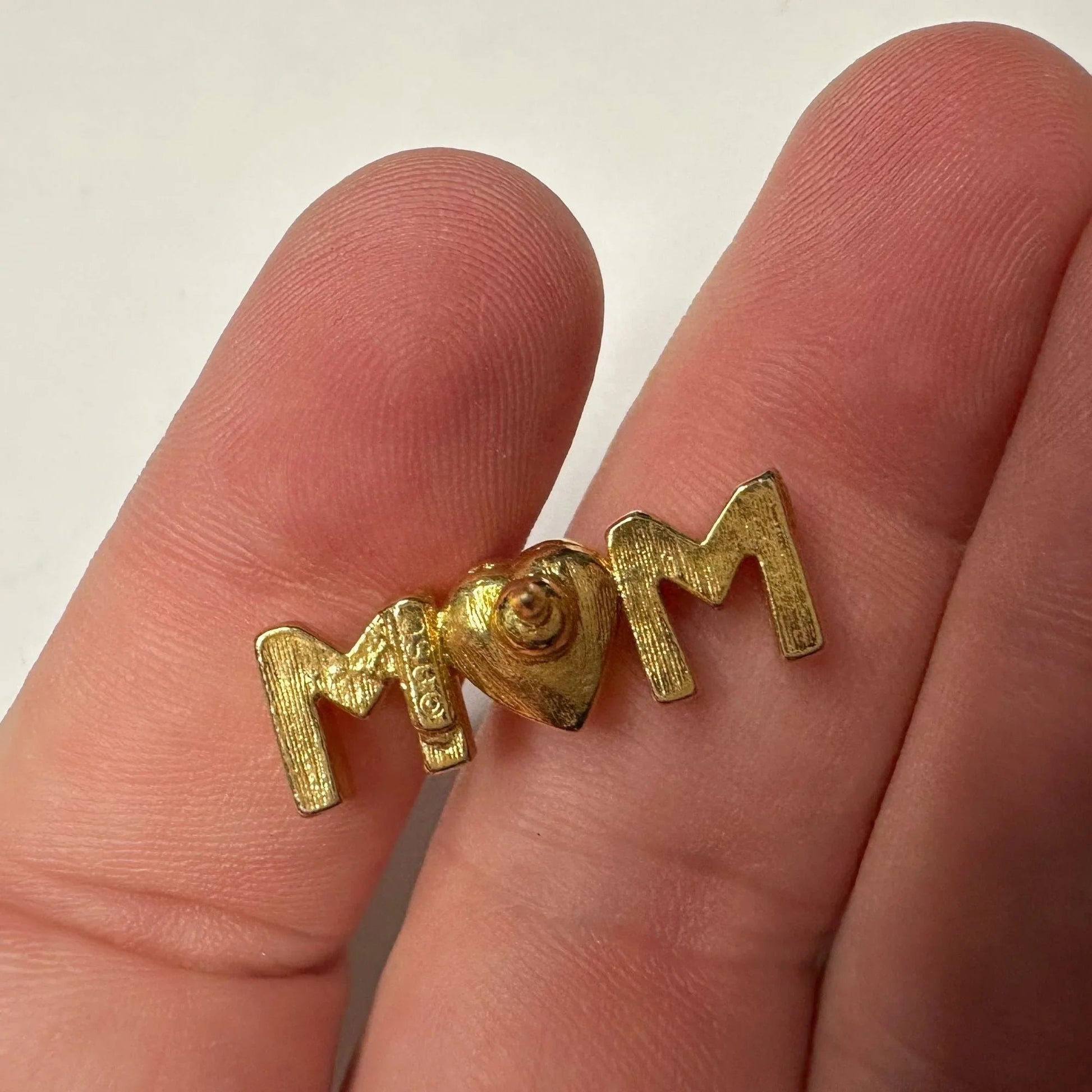 Ballou Reg'd ''MOM'' Gold Pin with Rhinestone Heart in the Middle - A+ Stuff - pin - A+ Stuff