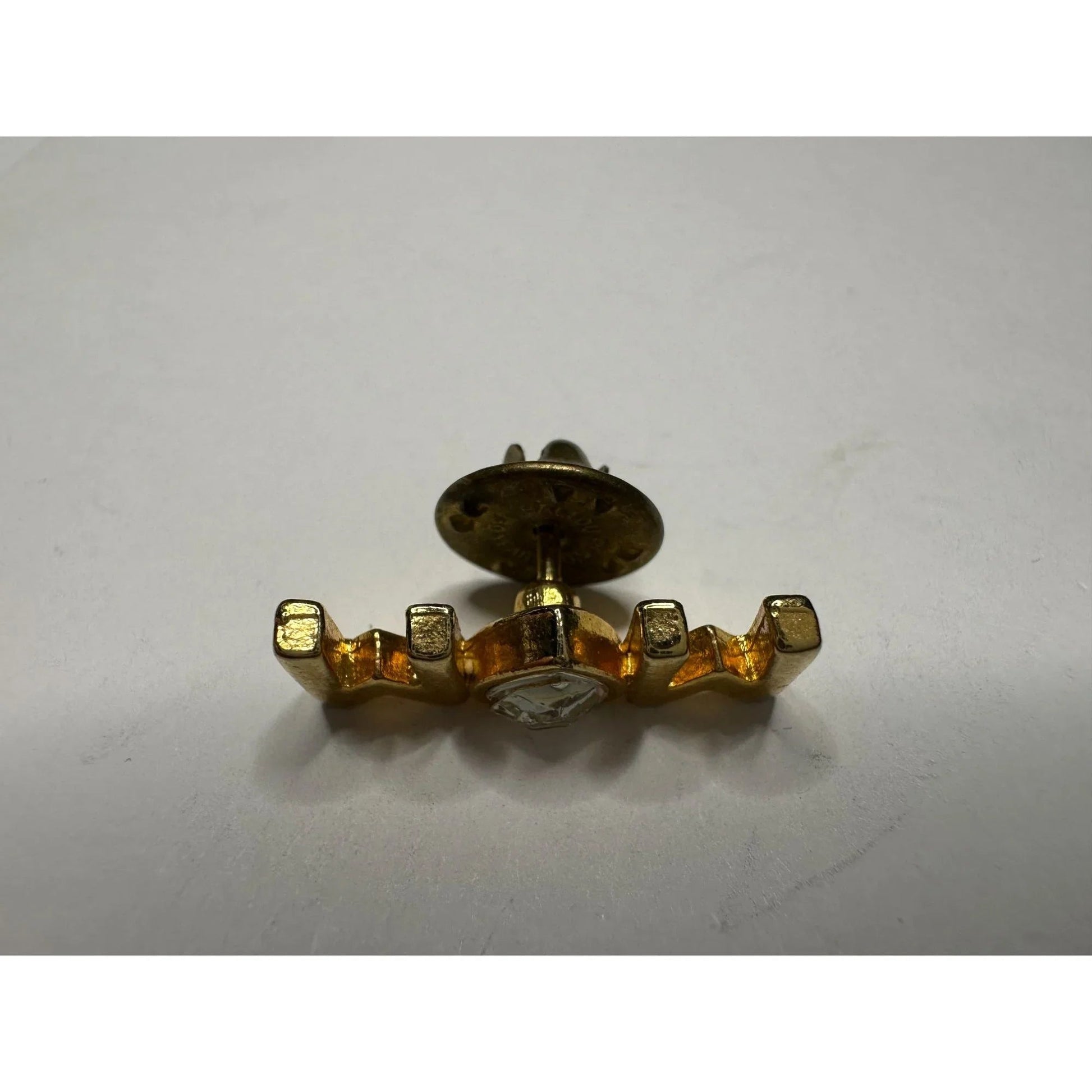 Ballou Reg'd ''MOM'' Gold Pin with Rhinestone Heart in the Middle - A+ Stuff - pin - A+ Stuff