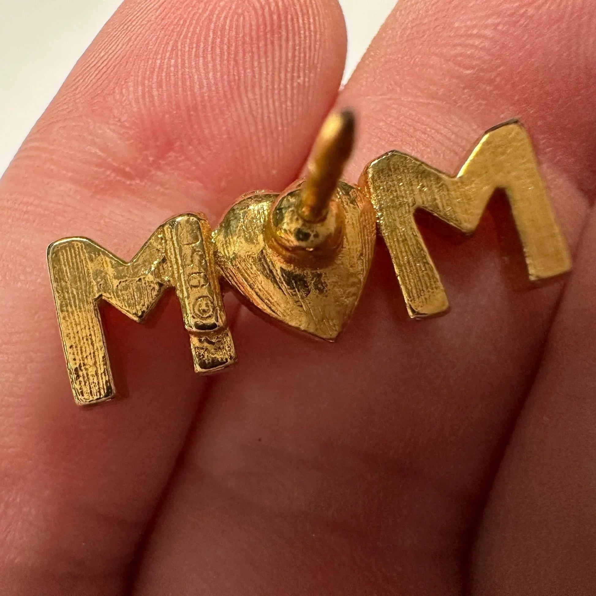 Ballou Reg'd ''MOM'' Gold Pin with Rhinestone Heart in the Middle - A+ Stuff - pin - A+ Stuff