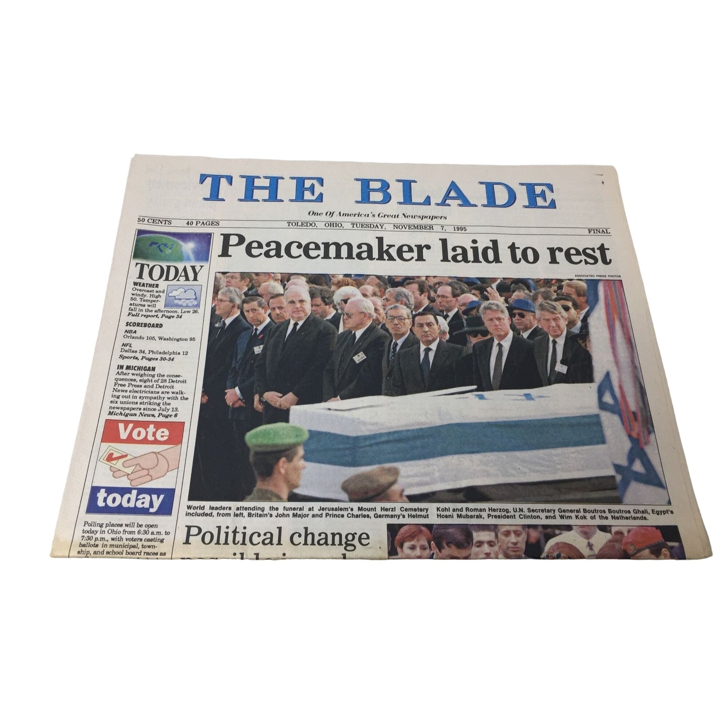Vintage Collectible Newspaper "The Blade" November 7, 1995