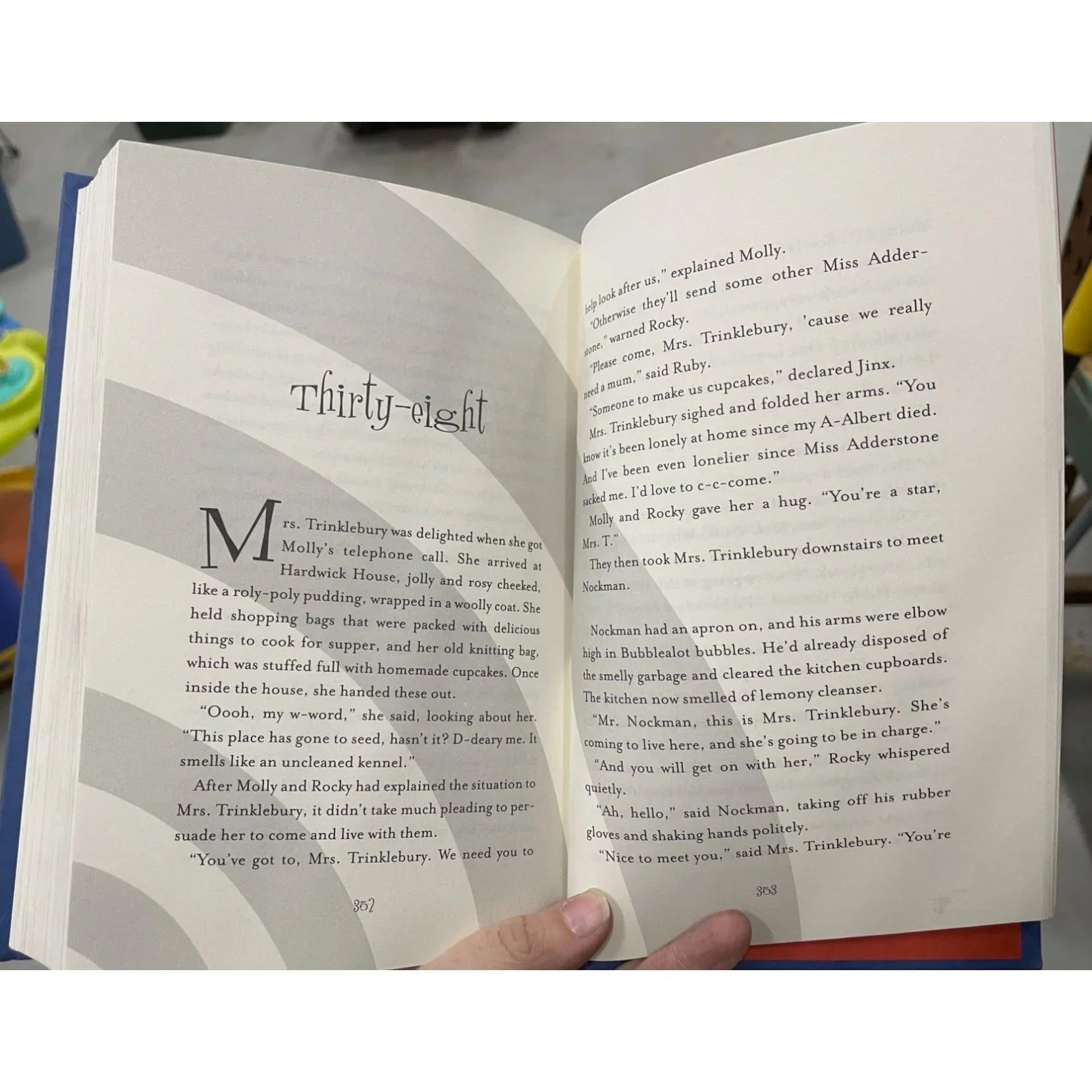 Molly Moon's Incredible Book of Hypnotism By Byng Georgia - A+ Stuff