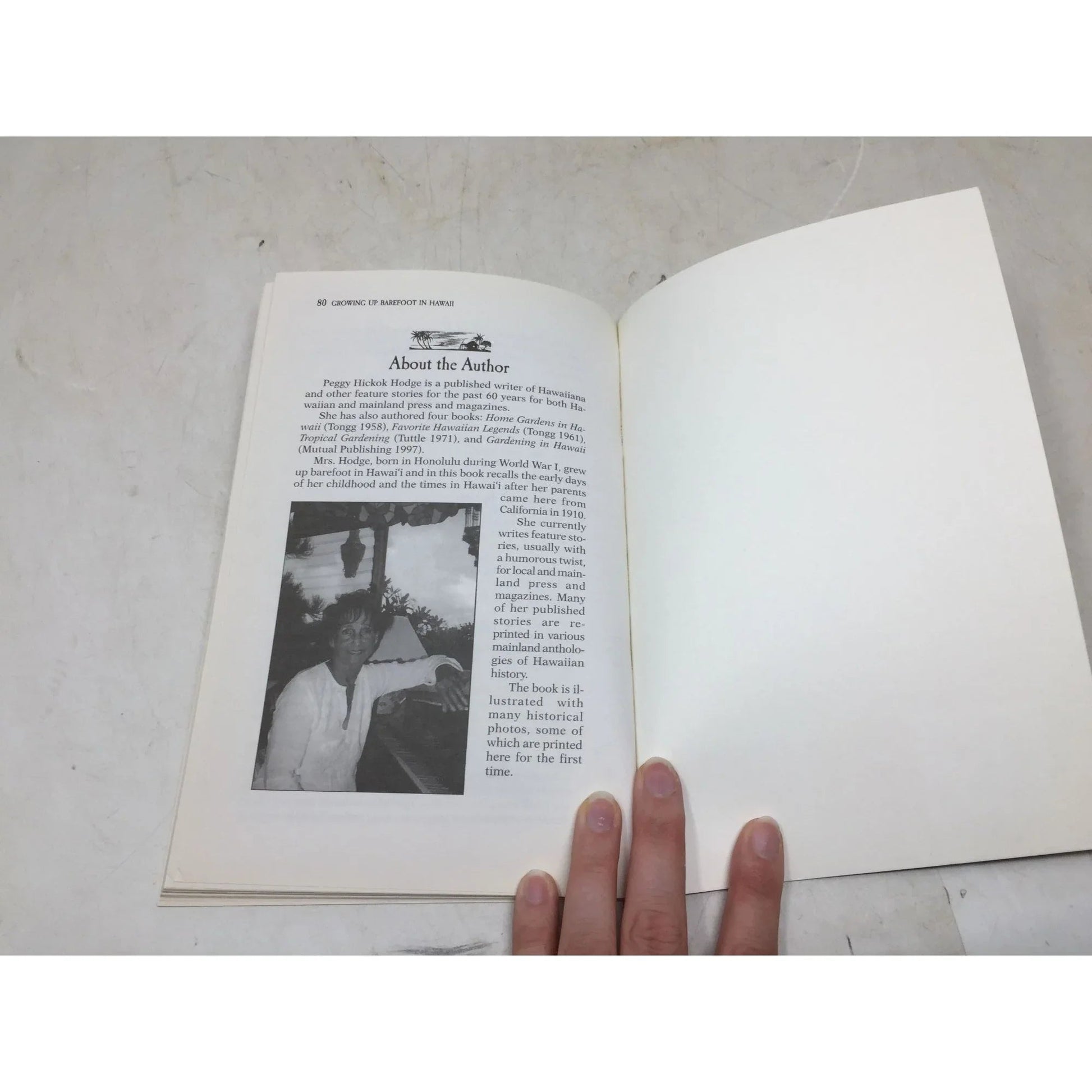 Growing Up Barefoot in Hawaiʻi by Peggy Hickok Hodge. - A+ Stuff - Books - A+ Stuff