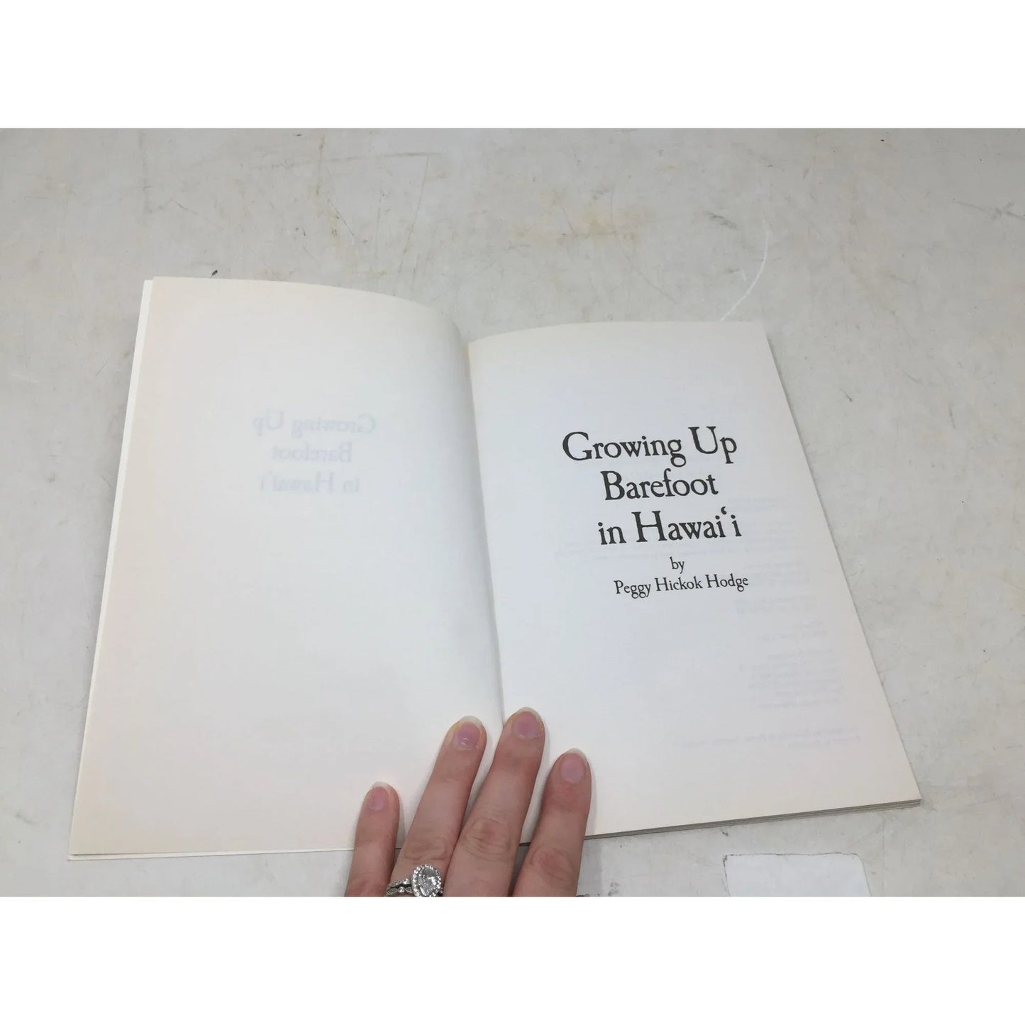 Growing Up Barefoot in Hawaiʻi by Peggy Hickok Hodge. - A+ Stuff - Books - A+ Stuff