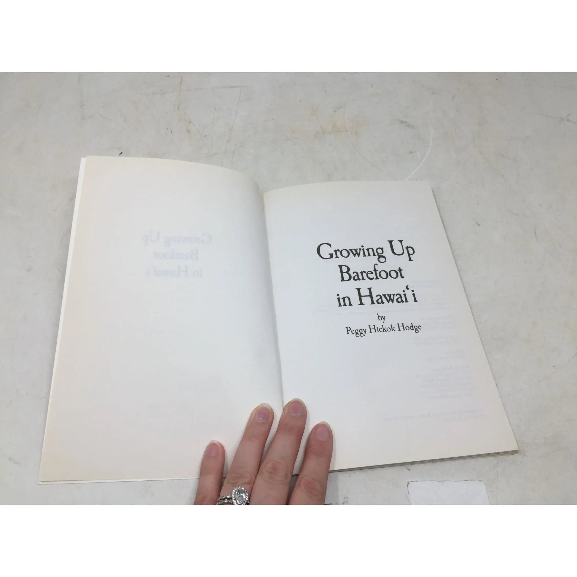 Growing Up Barefoot in Hawaiʻi by Peggy Hickok Hodge. - A+ Stuff - Books - A+ Stuff