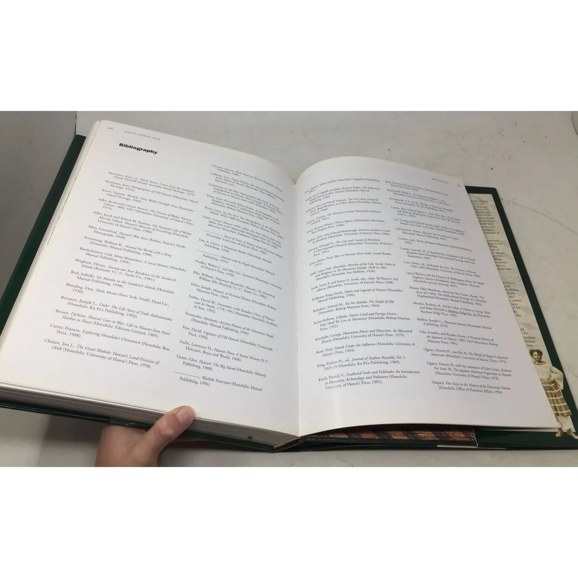 Hawaiʻi Looking Back: An Illustrated History of the Islands. - unbranded - Vintage Books - A+ Stuff