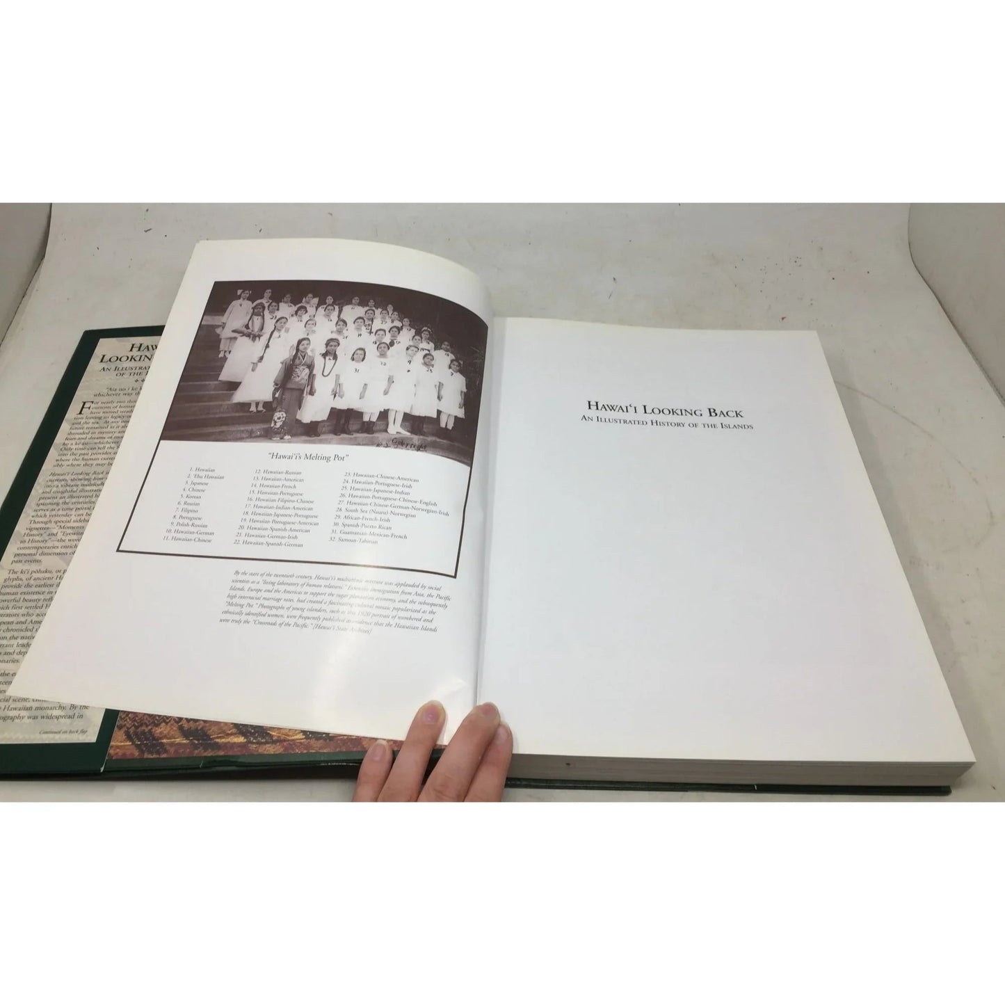 Hawaiʻi Looking Back: An Illustrated History of the Islands. - unbranded - Vintage Books - A+ Stuff