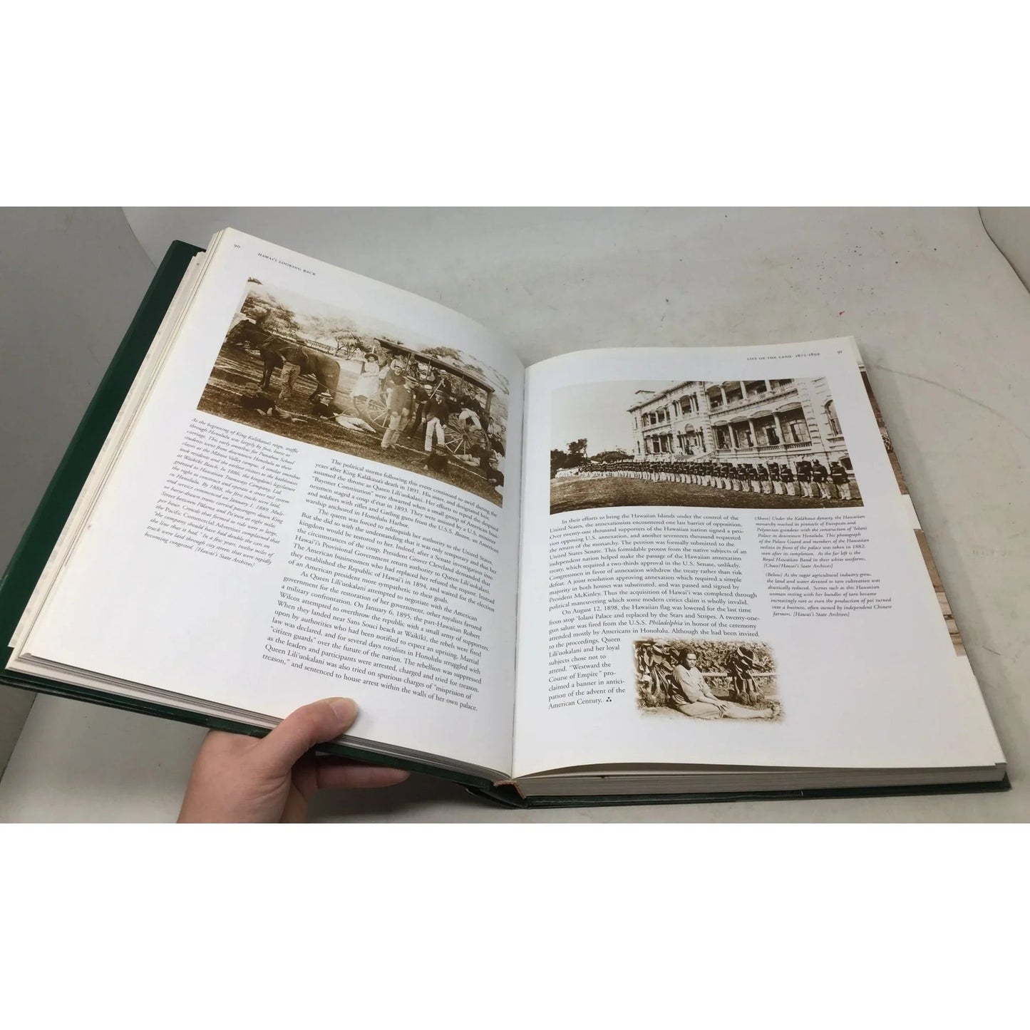 Hawaiʻi Looking Back: An Illustrated History of the Islands. - unbranded - Vintage Books - A+ Stuff