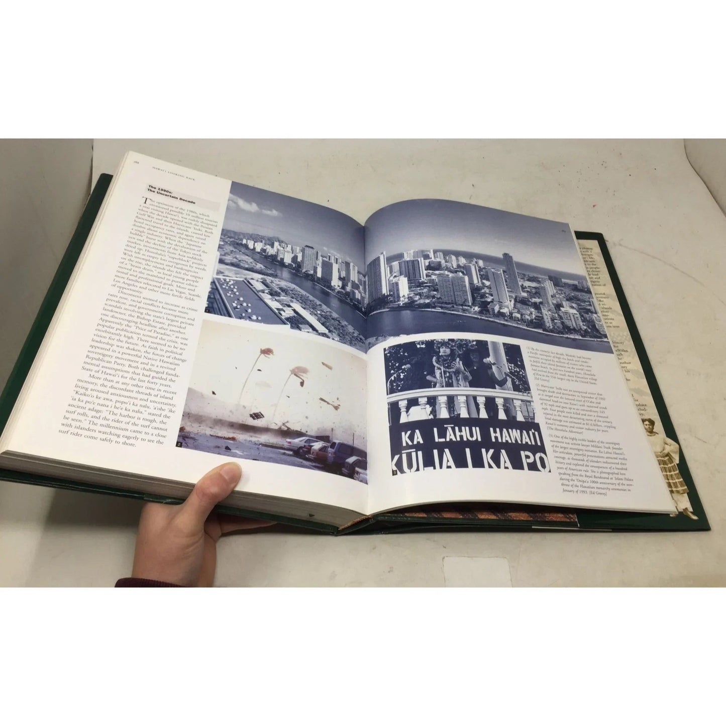 Hawaiʻi Looking Back: An Illustrated History of the Islands. - unbranded - Vintage Books - A+ Stuff