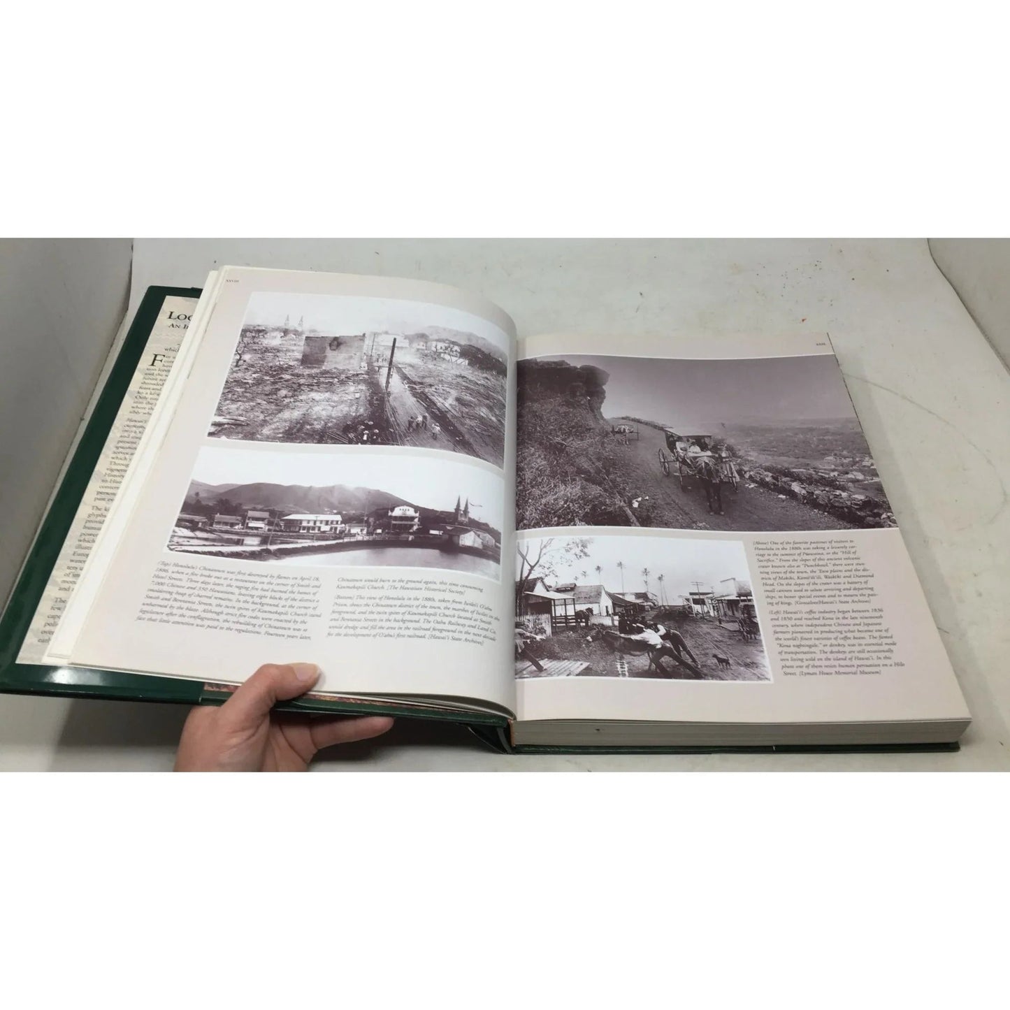 Hawaiʻi Looking Back: An Illustrated History of the Islands. - unbranded - Vintage Books - A+ Stuff