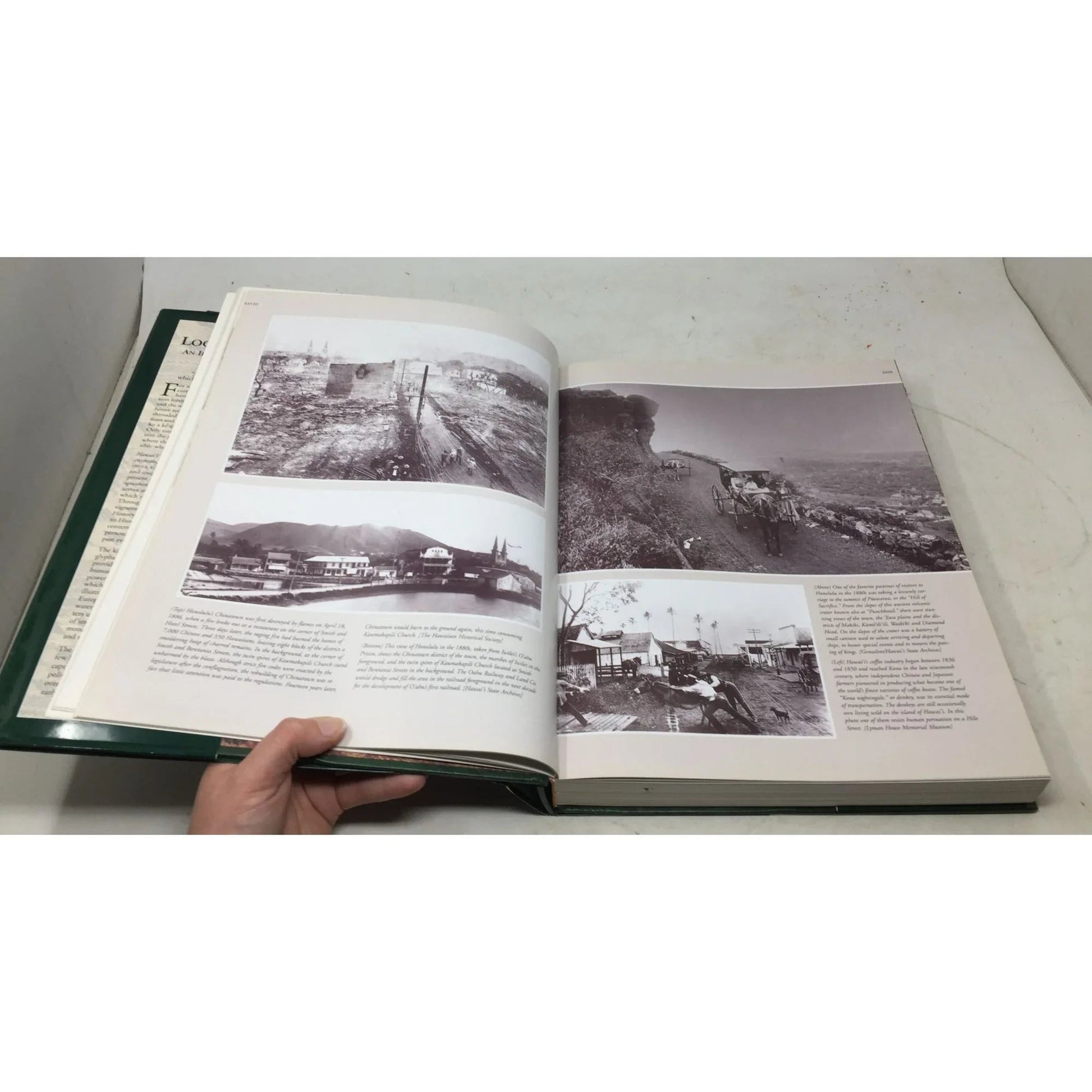 Hawaiʻi Looking Back: An Illustrated History of the Islands. - unbranded - Vintage Books - A+ Stuff