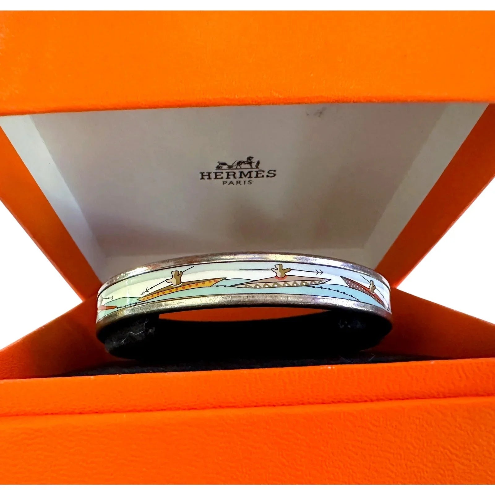 HERMES Enamel Printed Narrow Canoe Pattern Bracelet - Hermès - Bracelet - A+ Stuff