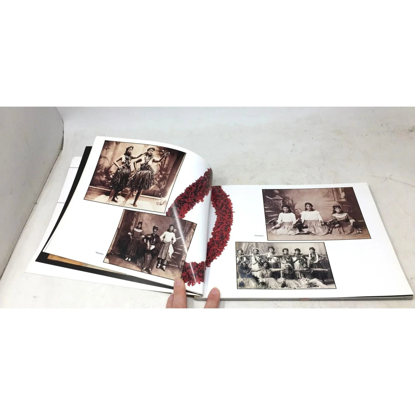 'Hula Girls & Surfer Boys 1870 - 1940' by Mark Blackburn - Unbranded - Books - A+ Stuff