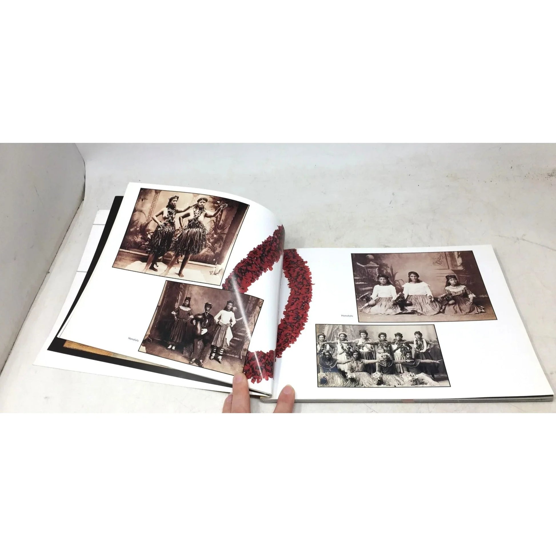 'Hula Girls & Surfer Boys 1870 - 1940' by Mark Blackburn - Unbranded - Books - A+ Stuff