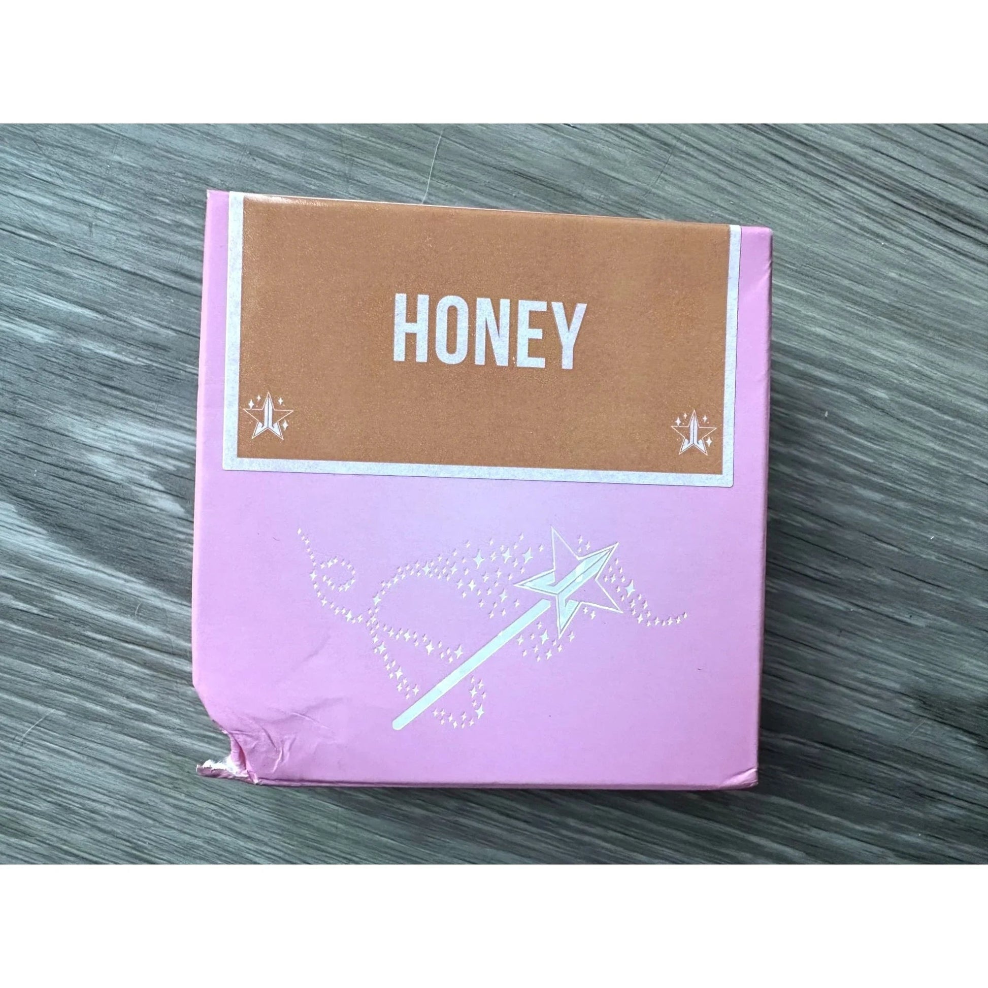 Jeffree Star Cosmetics MAGIC STAR™ SETTING POWDER Matte HONEY - Jeffree Star Cosmetics - Make up - A+ Stuff