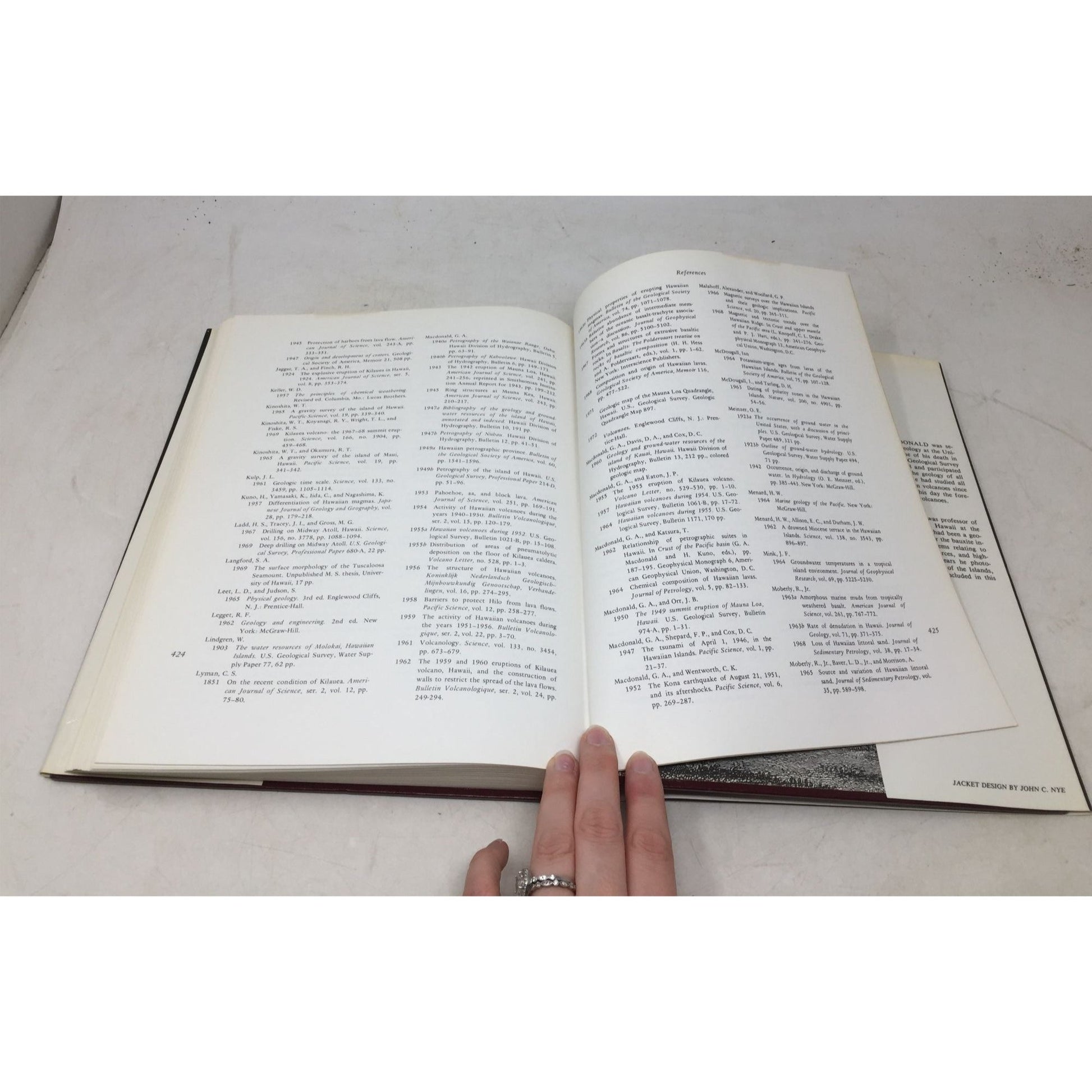 Volcanoes in the Sea: The Geology of Hawaii unbranded  A+ Stuff books