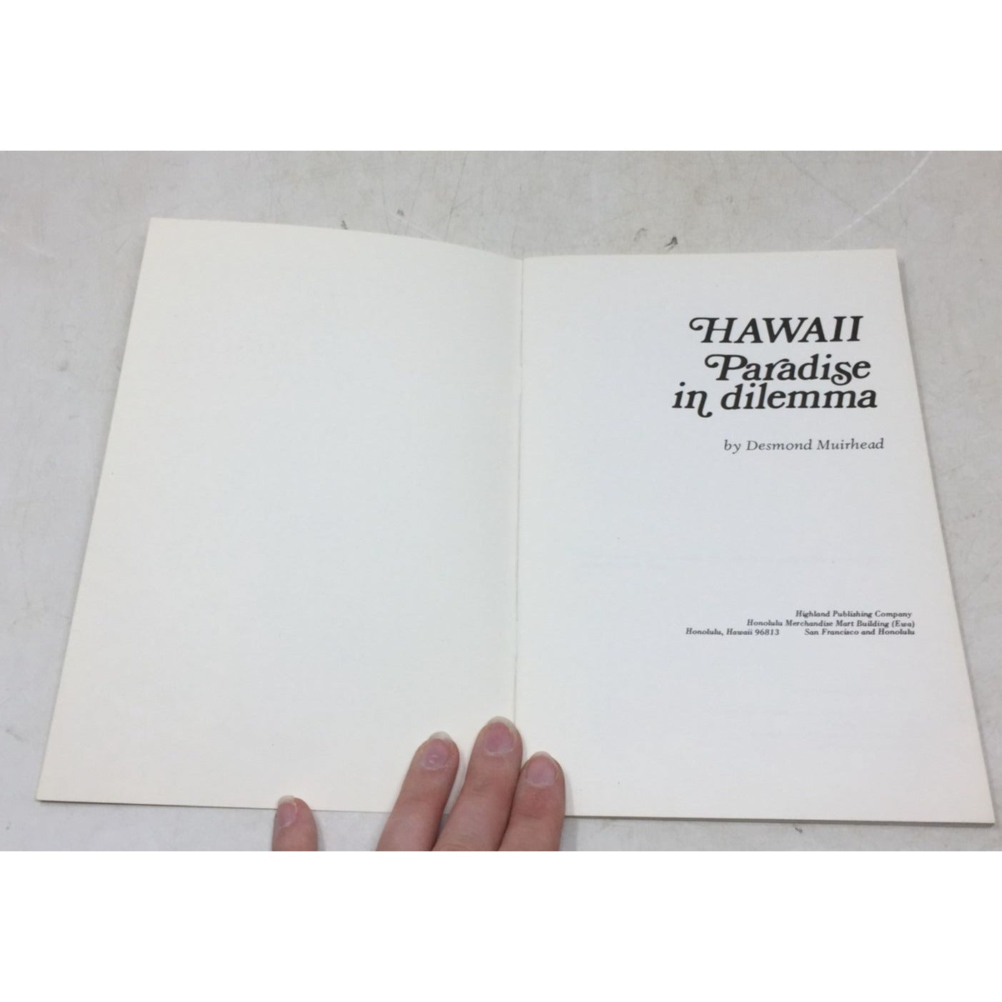 Hawaii: Paradise in Dilemma by Desmond Muirhead unbranded  A+ Stuff Books