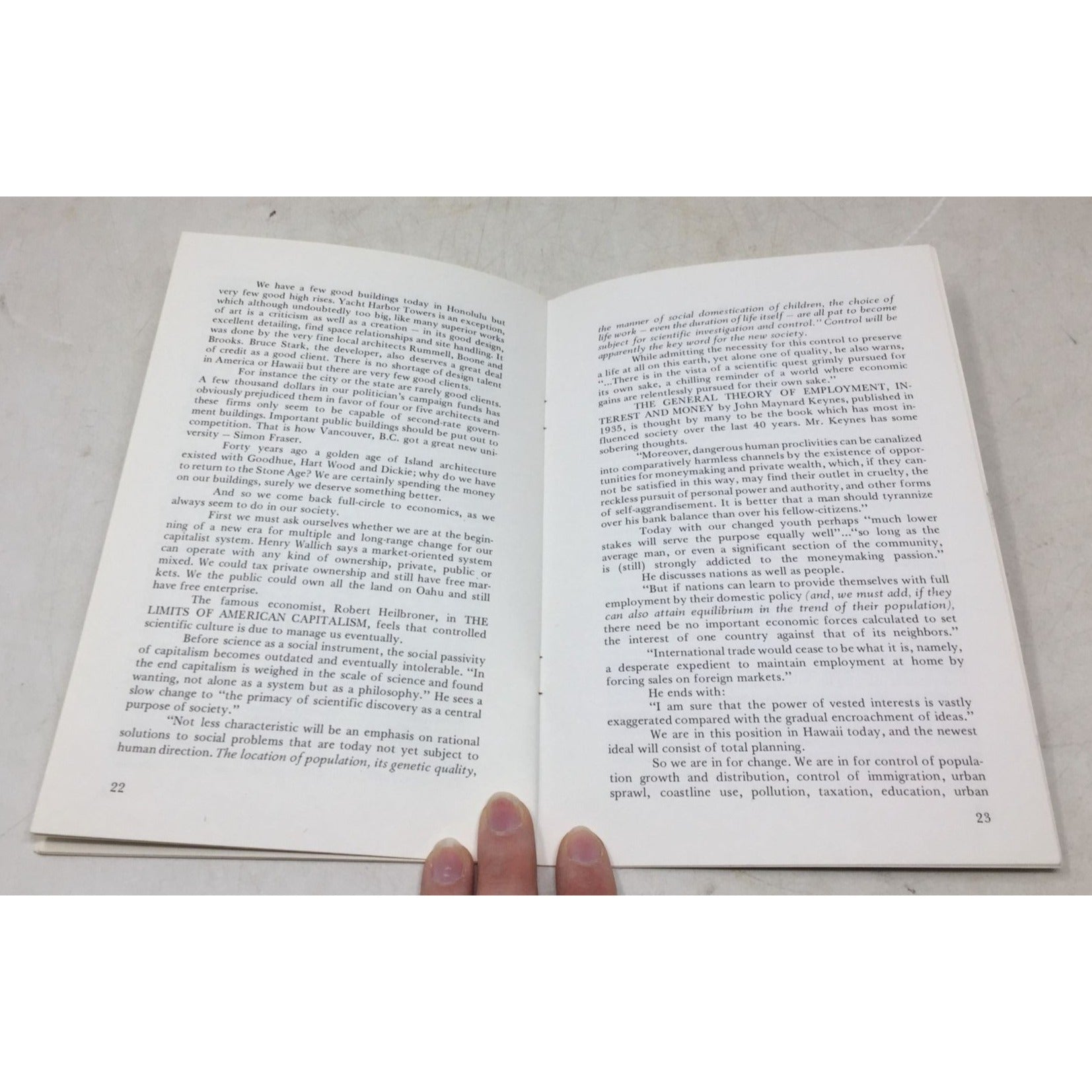 Hawaii: Paradise in Dilemma by Desmond Muirhead unbranded  A+ Stuff Books