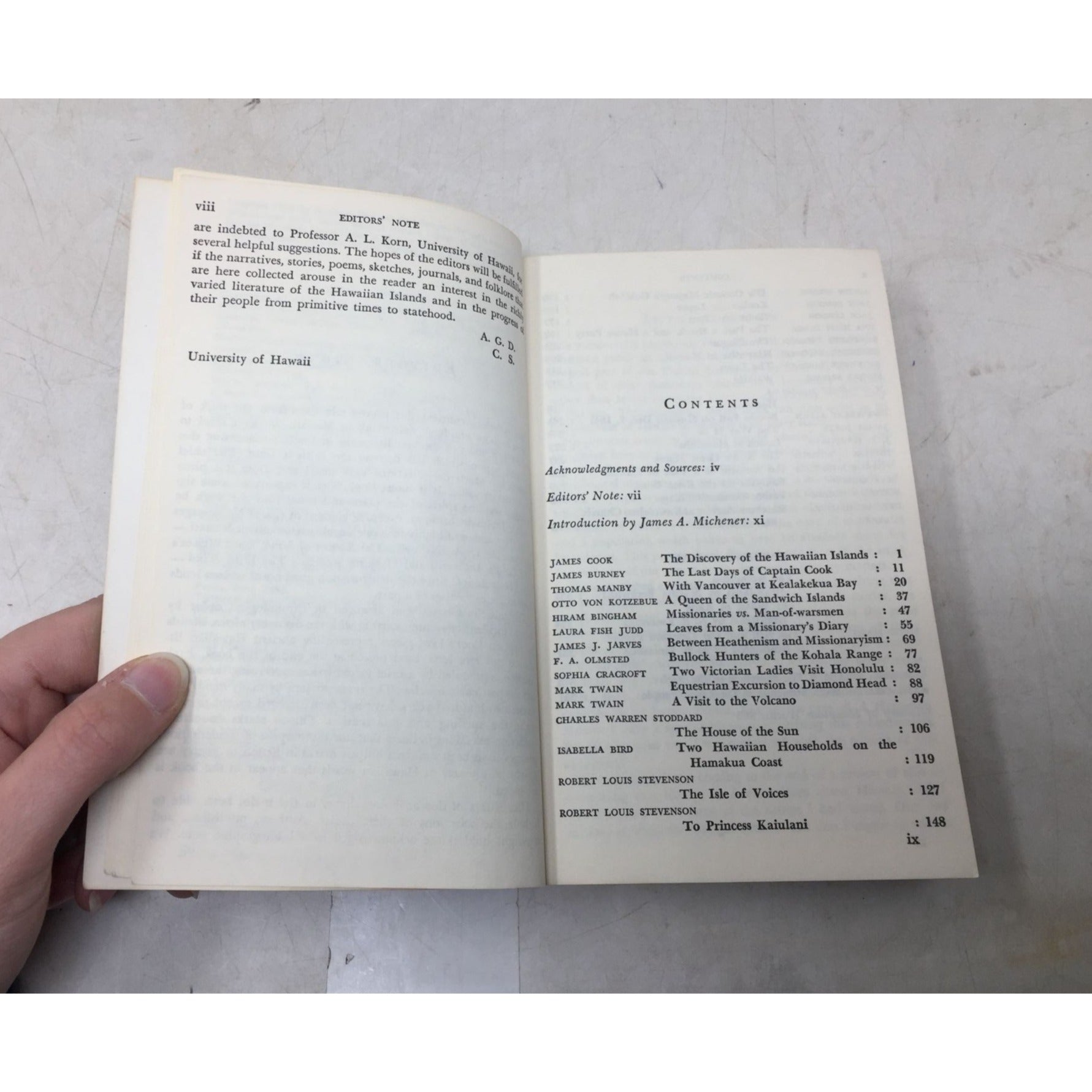 paperback copy of the book A Hawaiian Reader unbranded  A+ Stuff