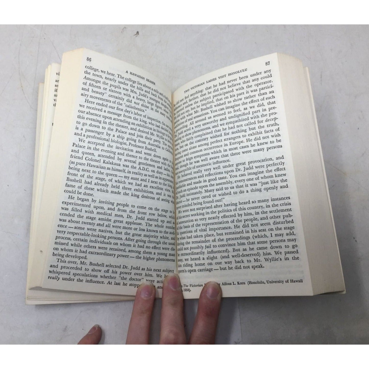 paperback copy of the book A Hawaiian Reader unbranded  A+ Stuff