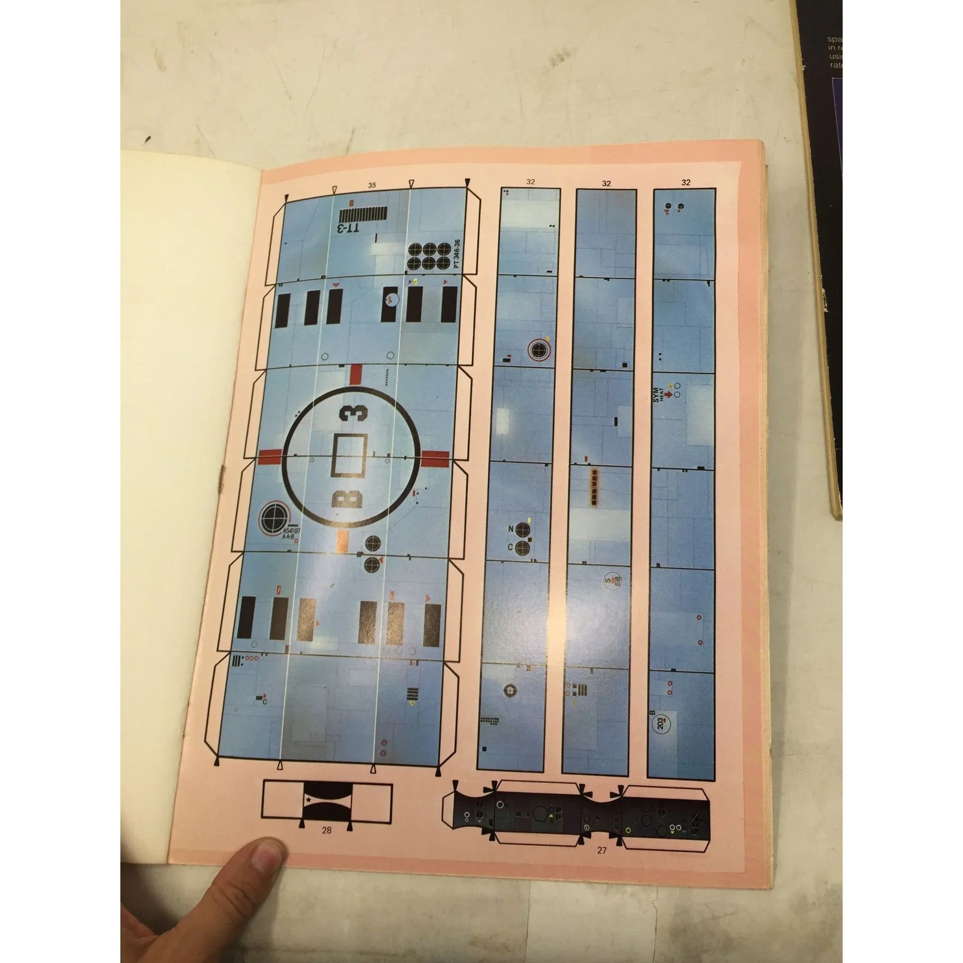 Space Freighter Future Supply Ship A complete kit in a book - A+ Stuff - Books - A+ Stuff