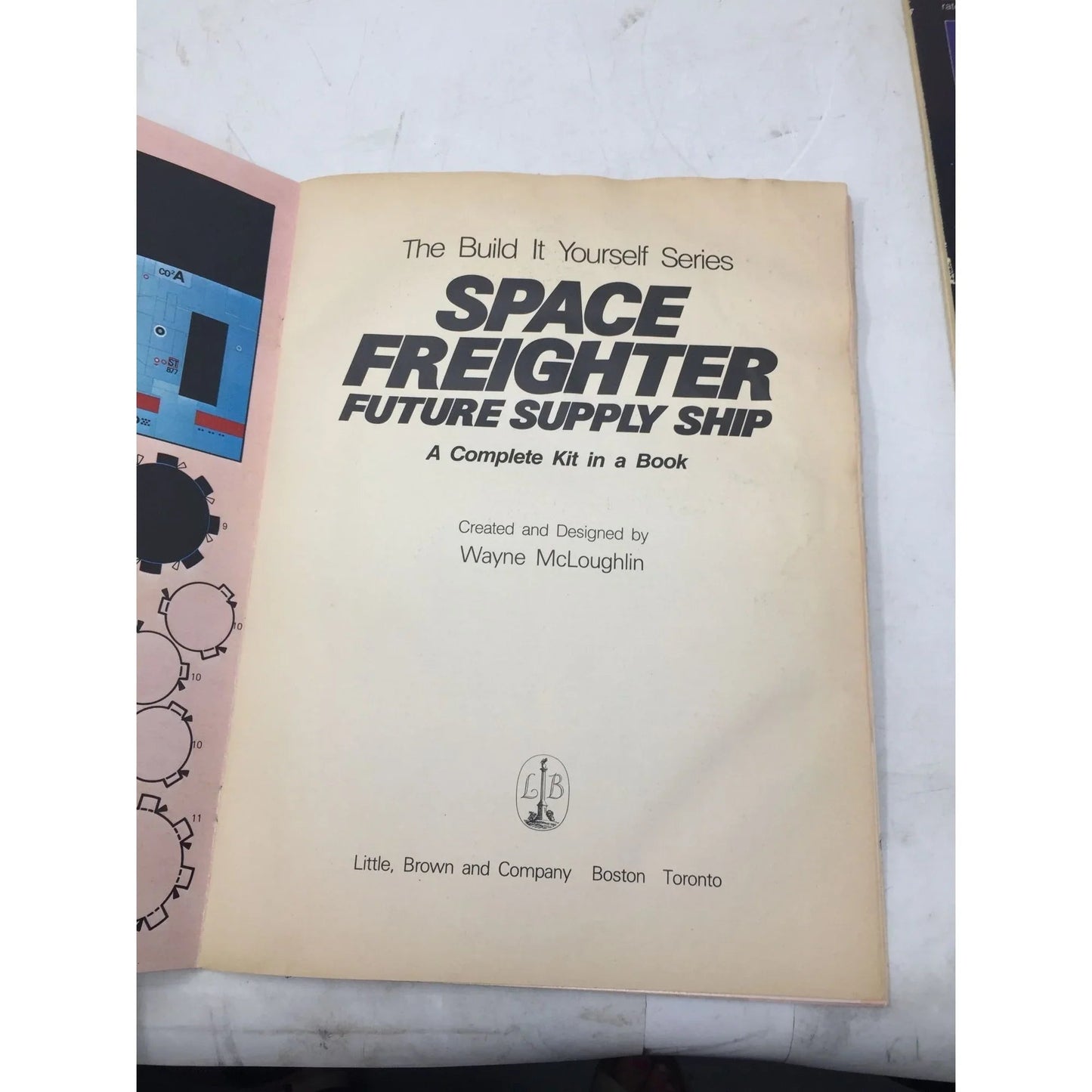 Space Freighter Future Supply Ship A complete kit in a book - A+ Stuff - Books - A+ Stuff