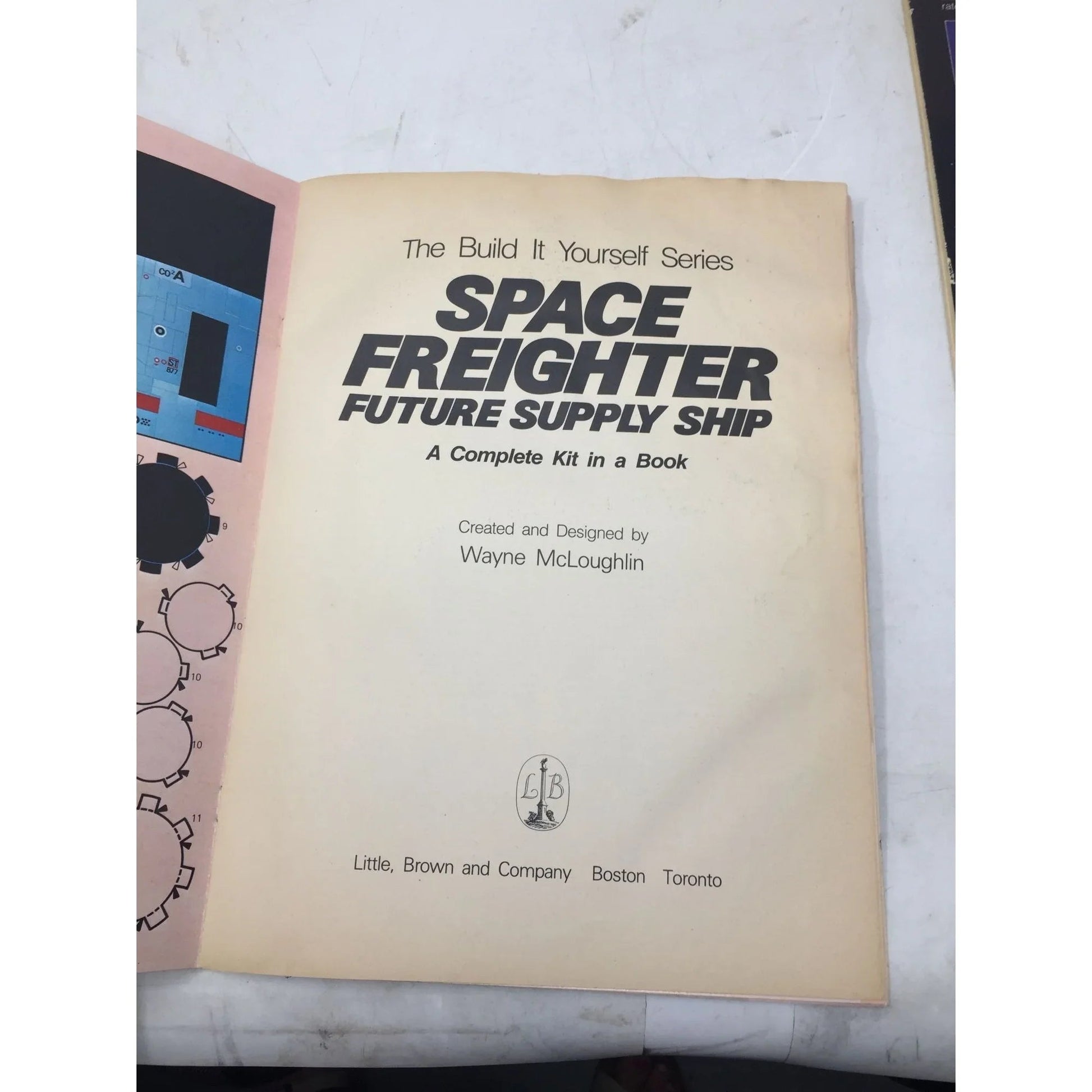 Space Freighter Future Supply Ship A complete kit in a book - A+ Stuff - Books - A+ Stuff