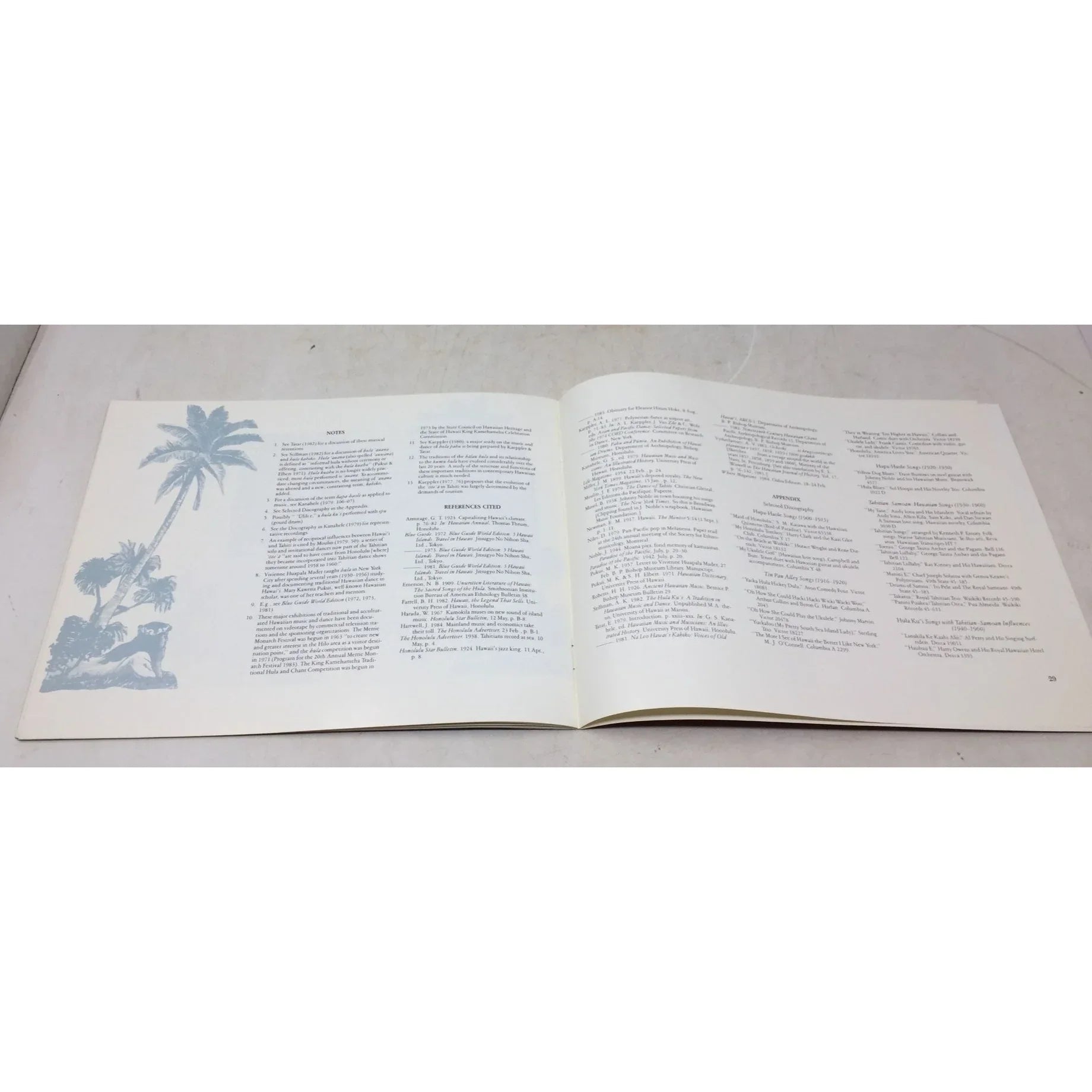 Strains of Change: The Impact of Tourism on Hawaiian Music by Elizabeth Tatar - A+ Stuff - Books - A+ Stuff