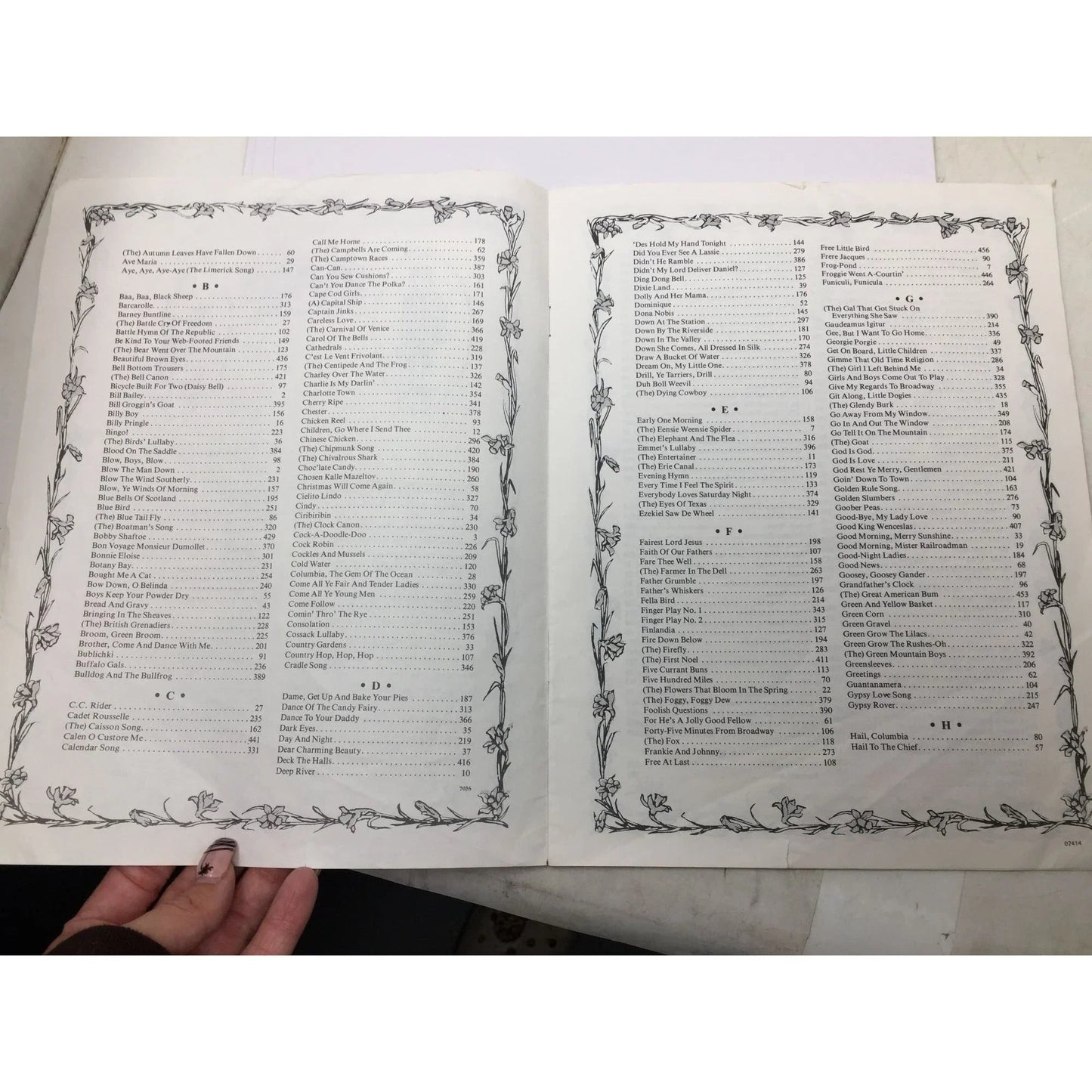 The Children's Song Book 1002 Jumbo Paperback Song book - A+ Stuff - Books - A+ Stuff