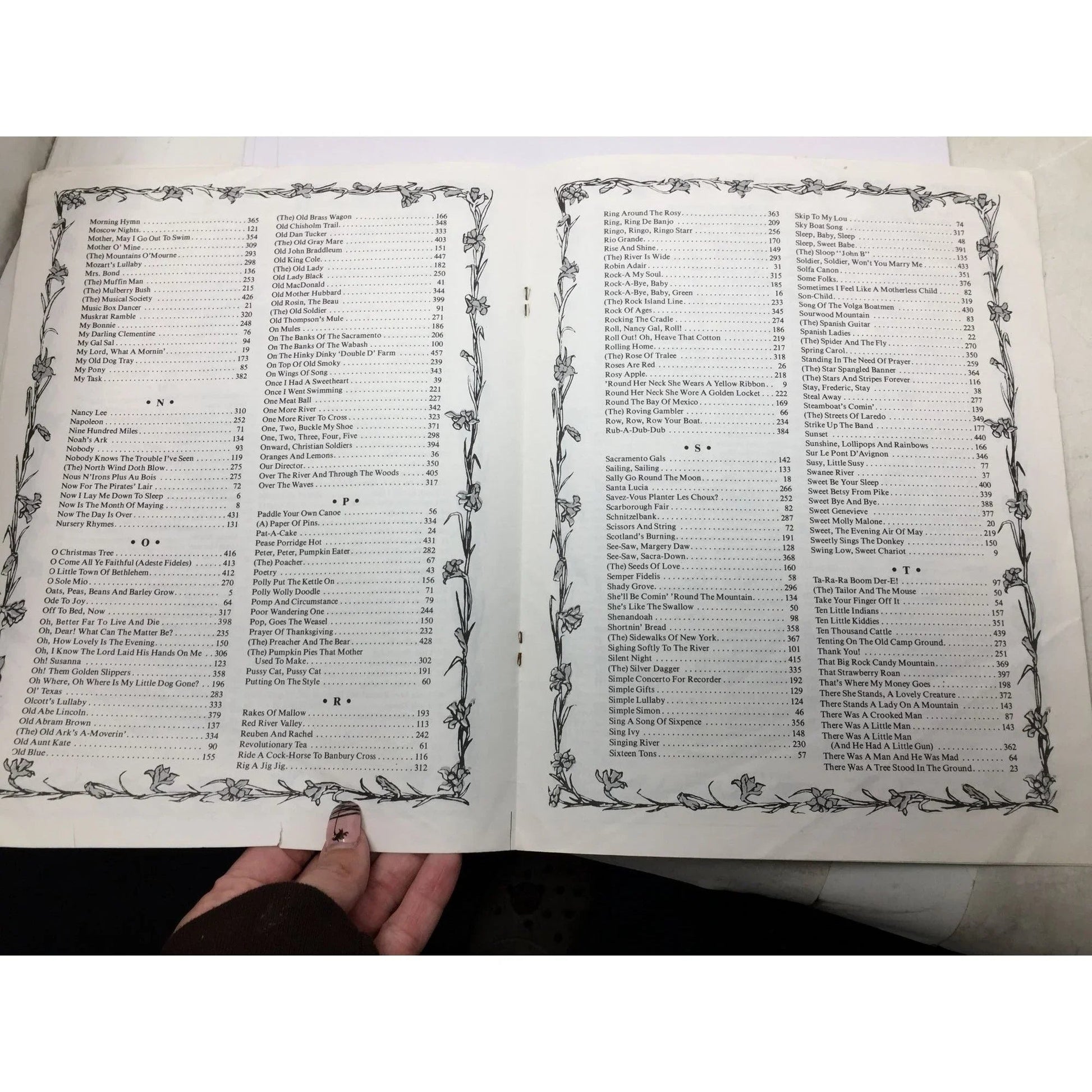 The Children's Song Book 1002 Jumbo Paperback Song book - A+ Stuff - Books - A+ Stuff
