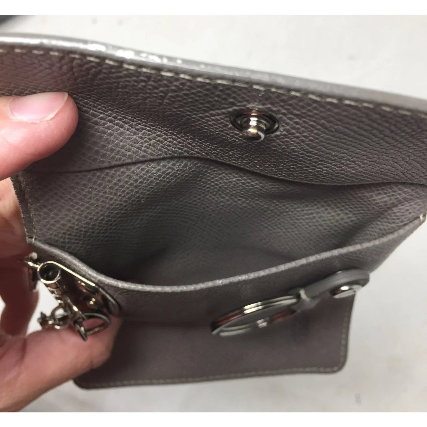 TOD'S 5 Key Keyholder Wallet - Beige/Gray Pebbled Leather - Tod's - Key holder Wallet - A+ Stuff