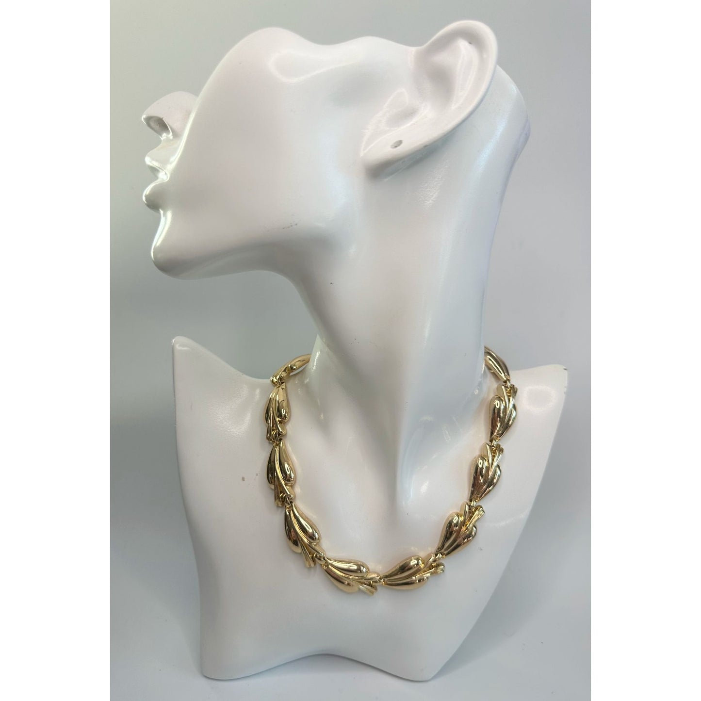 Women's Beautiful Trifari Gold Tone Leaf Design Necklace