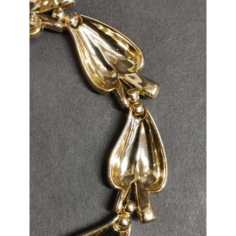 Women's Beautiful Trifari Gold Tone Leaf Design Necklace