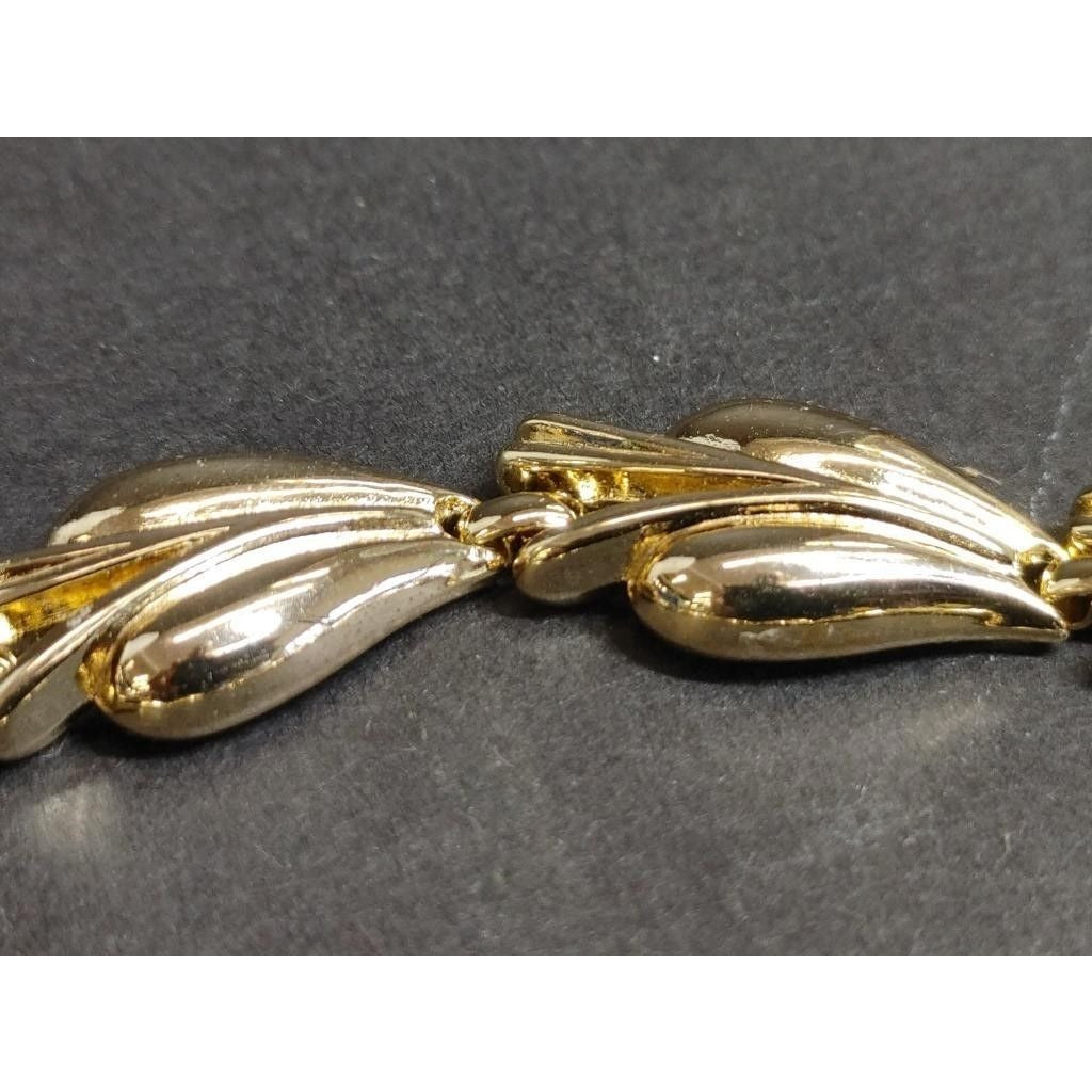 Women's Beautiful Trifari Gold Tone Leaf Design Necklace