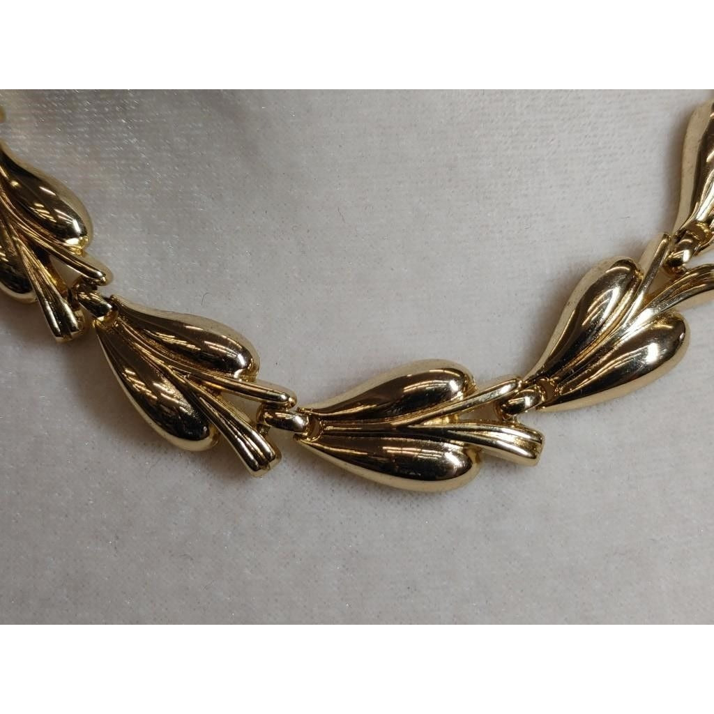 Women's Beautiful Trifari Gold Tone Leaf Design Necklace