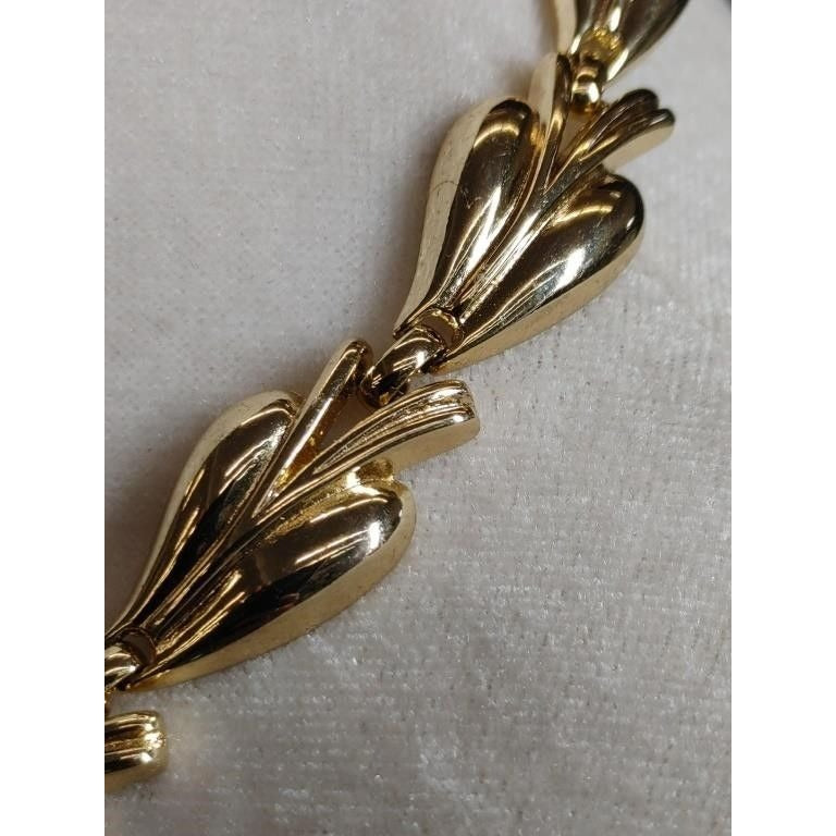 Women's Beautiful Trifari Gold Tone Leaf Design Necklace