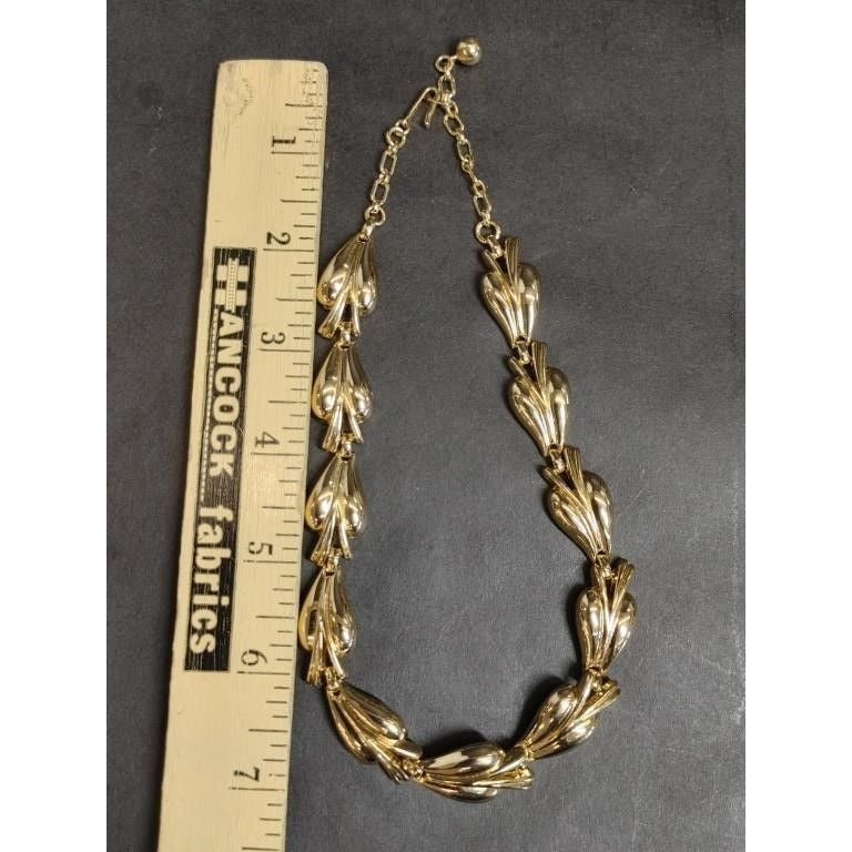 Women's Beautiful Trifari Gold Tone Leaf Design Necklace