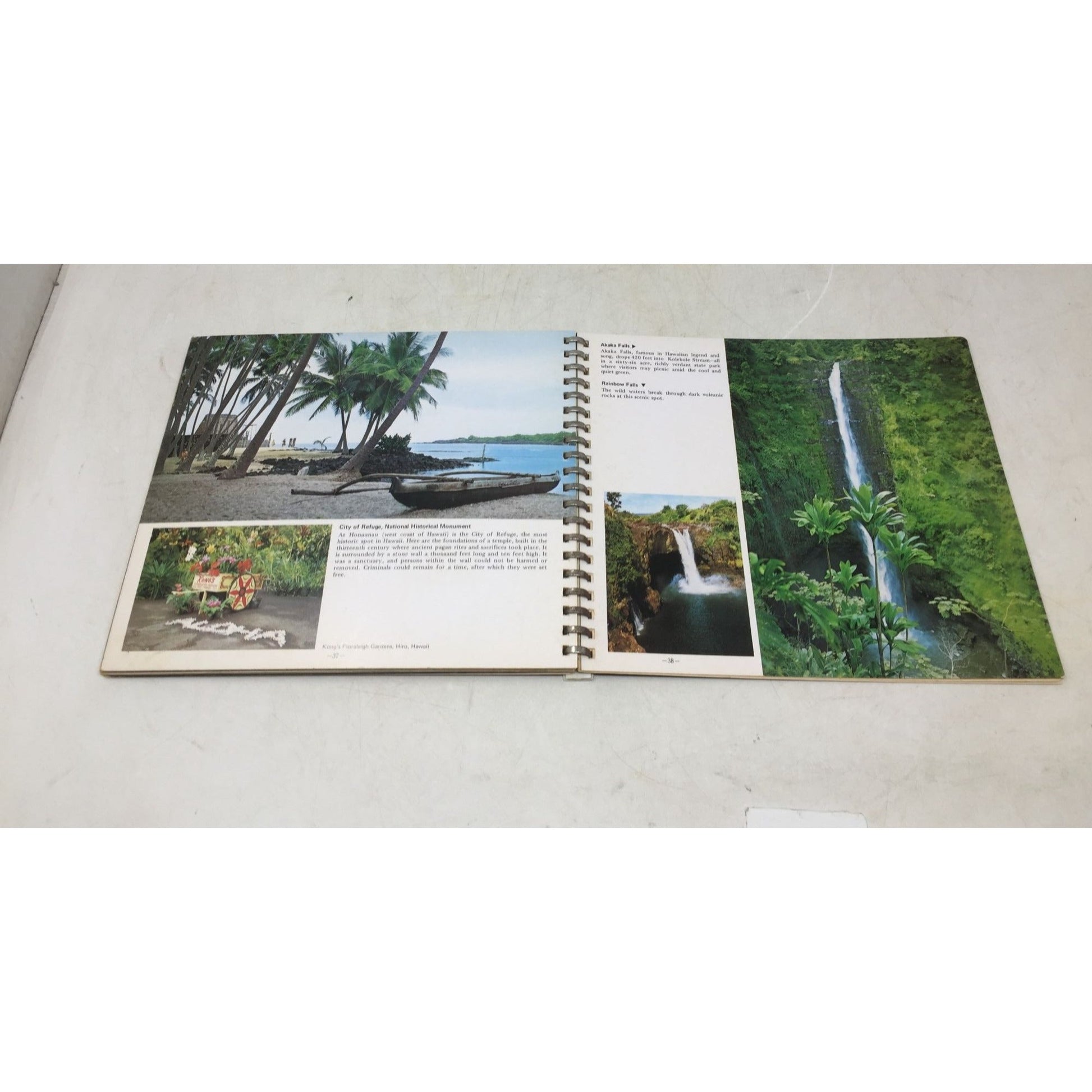 Vintage Aloha Hawaii souvenir book published in 1970. unbranded  A+ Stuff Books