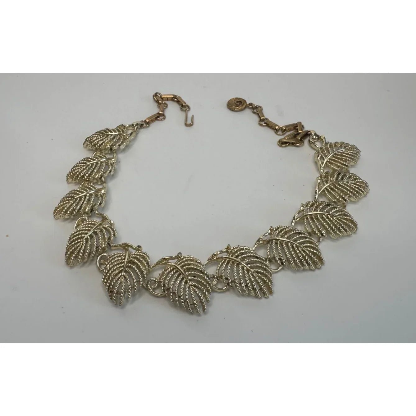 Vintage Women's Beautiful Gold Tone LISNER Leaf Necklace - LISNER - necklace - A+ Stuff
